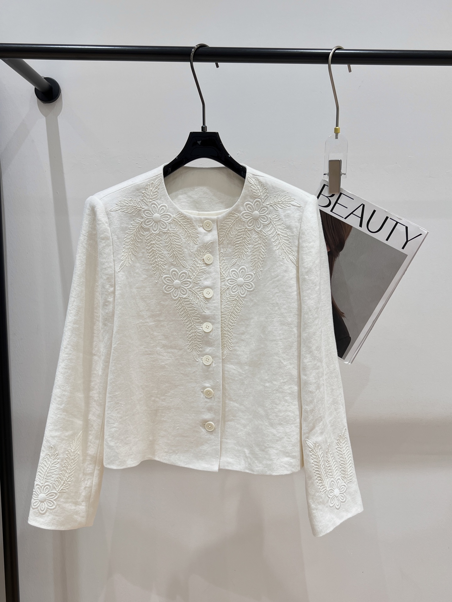 NO:319738,——Ralph Laure*——2025 spring and summer new linen jacket, three-dimensional flower embroidery, beautiful craftsmanship, paired with all-hemp fabric, texture take off, crisp and stylish, with strong lines SML, loro piano, jackets & coats, alexander wang19860909——Ralph Laure*——2025春夏新款亚麻外套,立体花朵绣花,绝美工艺,搭配全麻面料,质感起飞,版型挺括有型,线条感极强SML,,loro piana,jackets & coats,alexander wang,Women's clothing