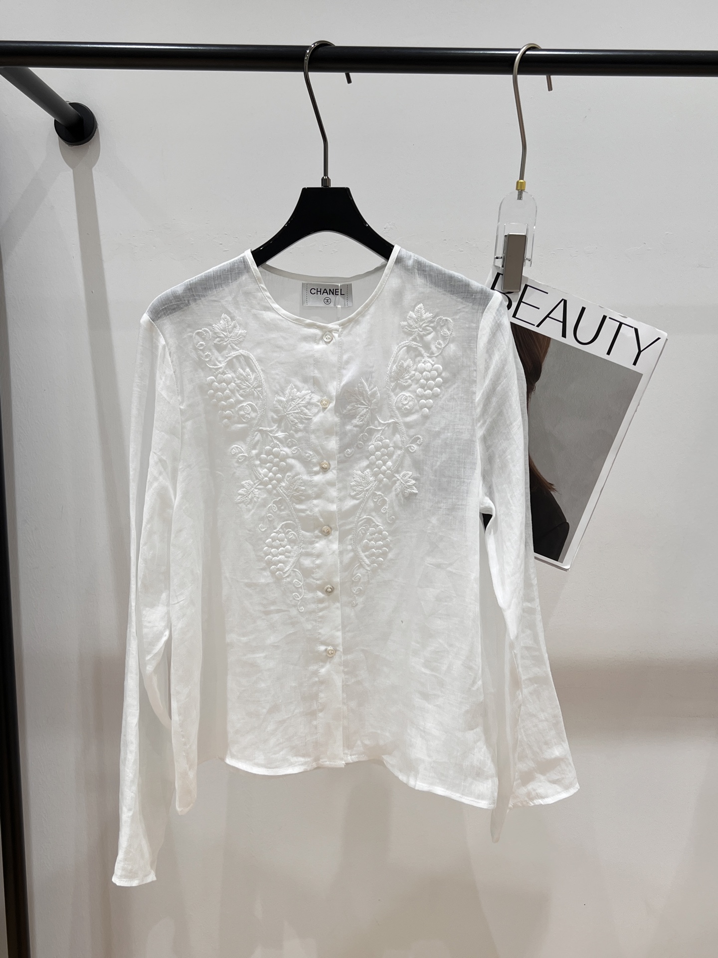 NO:319731,——Chane*——The new linen shirt for summer 2025, three-dimensional grape vine embroidery, extremely exquisite, the upper body is also very flat and textured SML, chanel, alexander wang19860909——Chane*——2025夏季新款亚麻衬衣,立体葡萄藤绣花,极致精致,版型上身也是非常板正有质感的SML,,chanel,alexander wang,Women's clothing