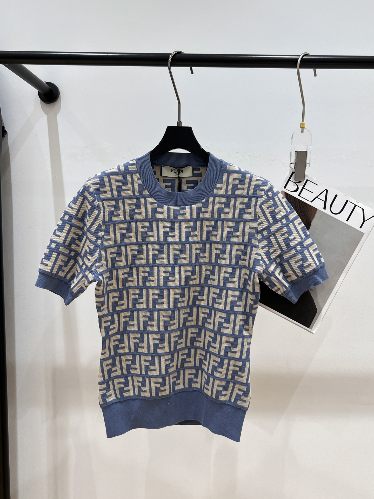 NO:319736,——FD——2025 summer new jacquard top, on sale on the official website, classic three-dimensional jacquard technology, style with a waistline feel, large elastic SML, alexander wang19860909——FD——2025夏季新款提花上衣,官网在售,经典立体提花工艺,版型自带腰线感,弹力大SML,,alexander wang,Women's clothing