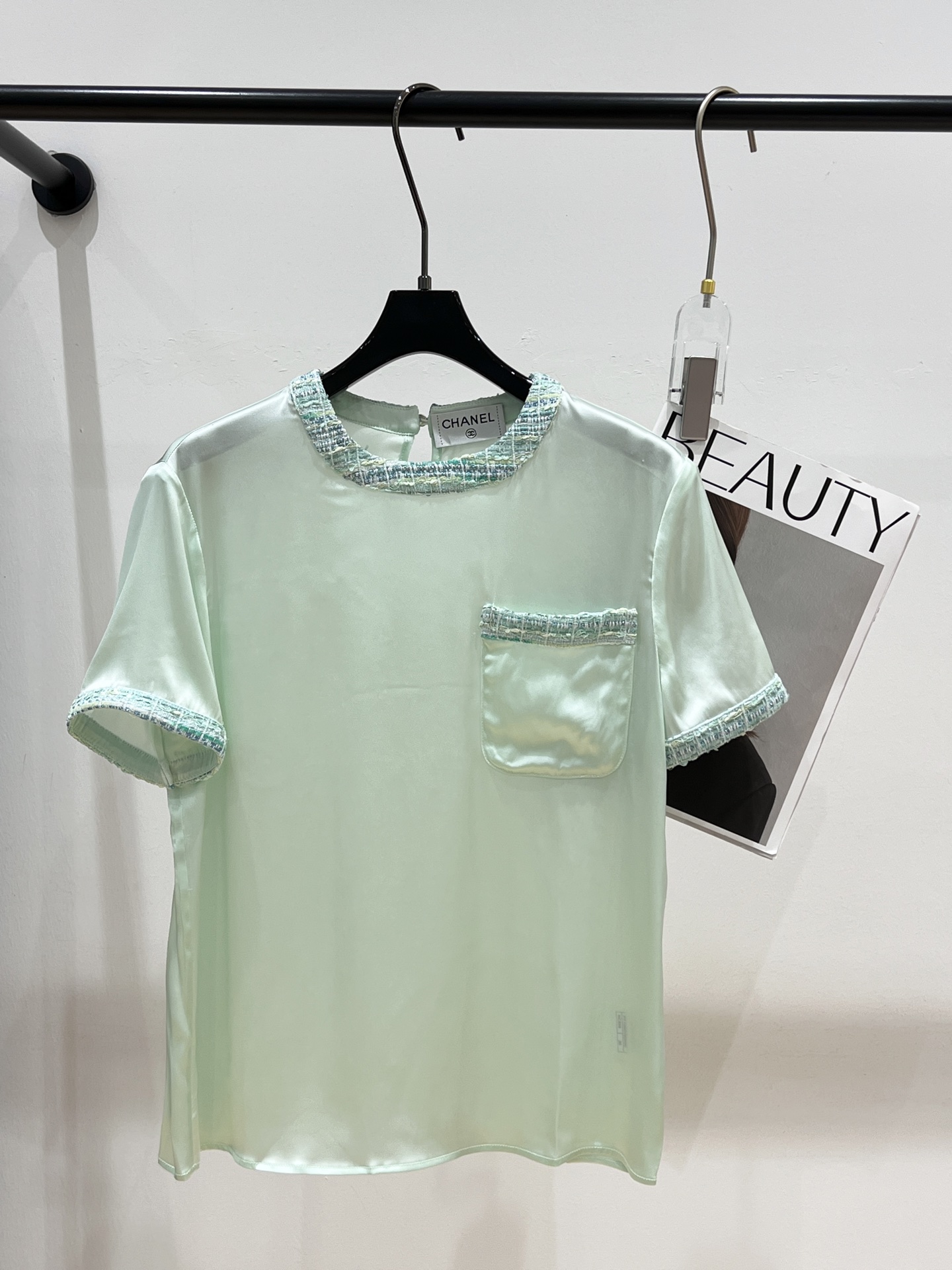 NO:319714,——Chane*——2025 summer new silk acetate shirt, exclusive and exclusive edition, spliced ​​and spliced ​​lace, full of small fragrance, silky fabric, skin-friendly, strong breathability SML, chanel, real silk, alexander wang19860909——Chane*——2025夏季新款真丝醋酸衬衣,独家独家开版,拼接粗纺花边,小香调调十足,面料丝滑亲肤,透气性强SML,,chanel,real silk,alexander wang,Women's clothing