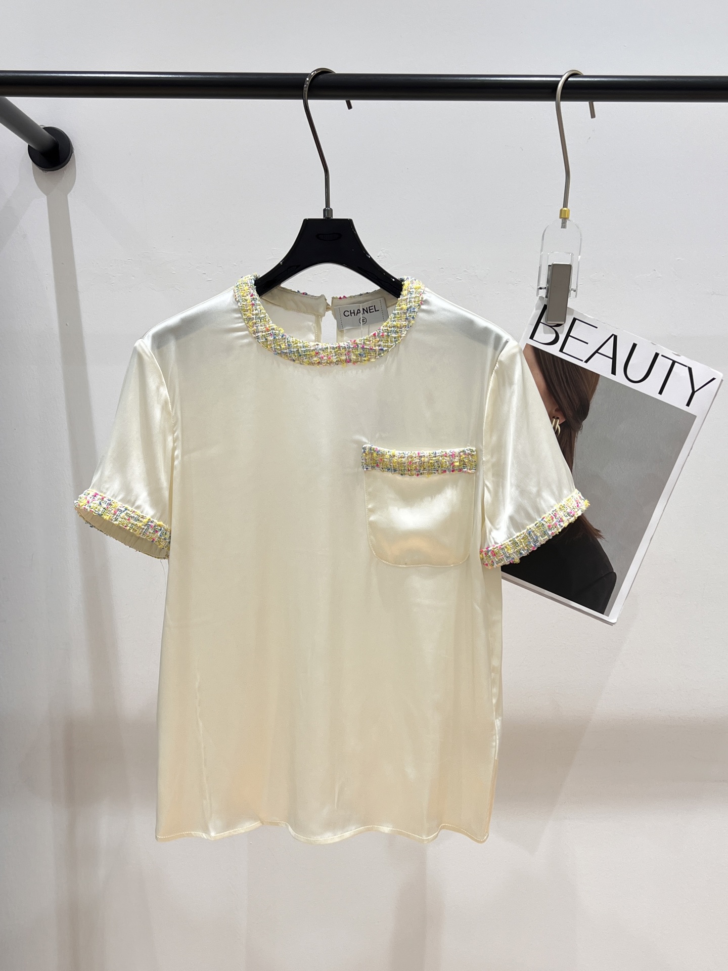 NO:319710,——Chane*——2025 summer new silk acetate shirt, exclusive and exclusive edition, spliced ​​and spliced ​​lace, full of small fragrance, silky fabric, skin-friendly, strong breathability SML, chanel, real silk, alexander wang19860909——Chane*——2025夏季新款真丝醋酸衬衣,独家独家开版,拼接粗纺花边,小香调调十足,面料丝滑亲肤,透气性强SML,,chanel,real silk,alexander wang,Women's clothing