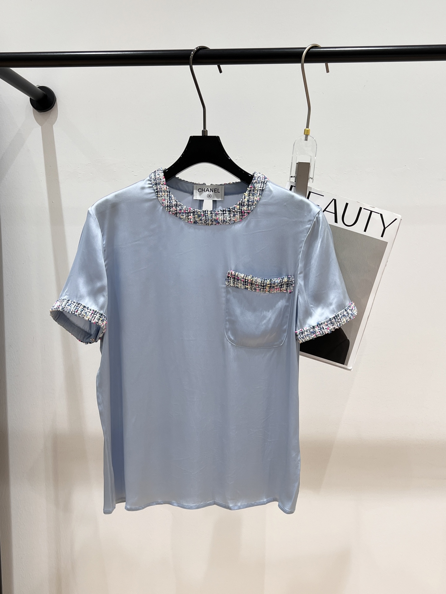 NO:319706,——Chane*——2025 summer new silk acetate shirt, exclusive and exclusive edition, spliced ​​and spliced ​​lace, full of small fragrance, silky fabric, skin-friendly, strong breathability SML, chanel, real silk, alexander wang19860909——Chane*——2025夏季新款真丝醋酸衬衣,独家独家开版,拼接粗纺花边,小香调调十足,面料丝滑亲肤,透气性强SML,,chanel,real silk,alexander wang,Women's clothing