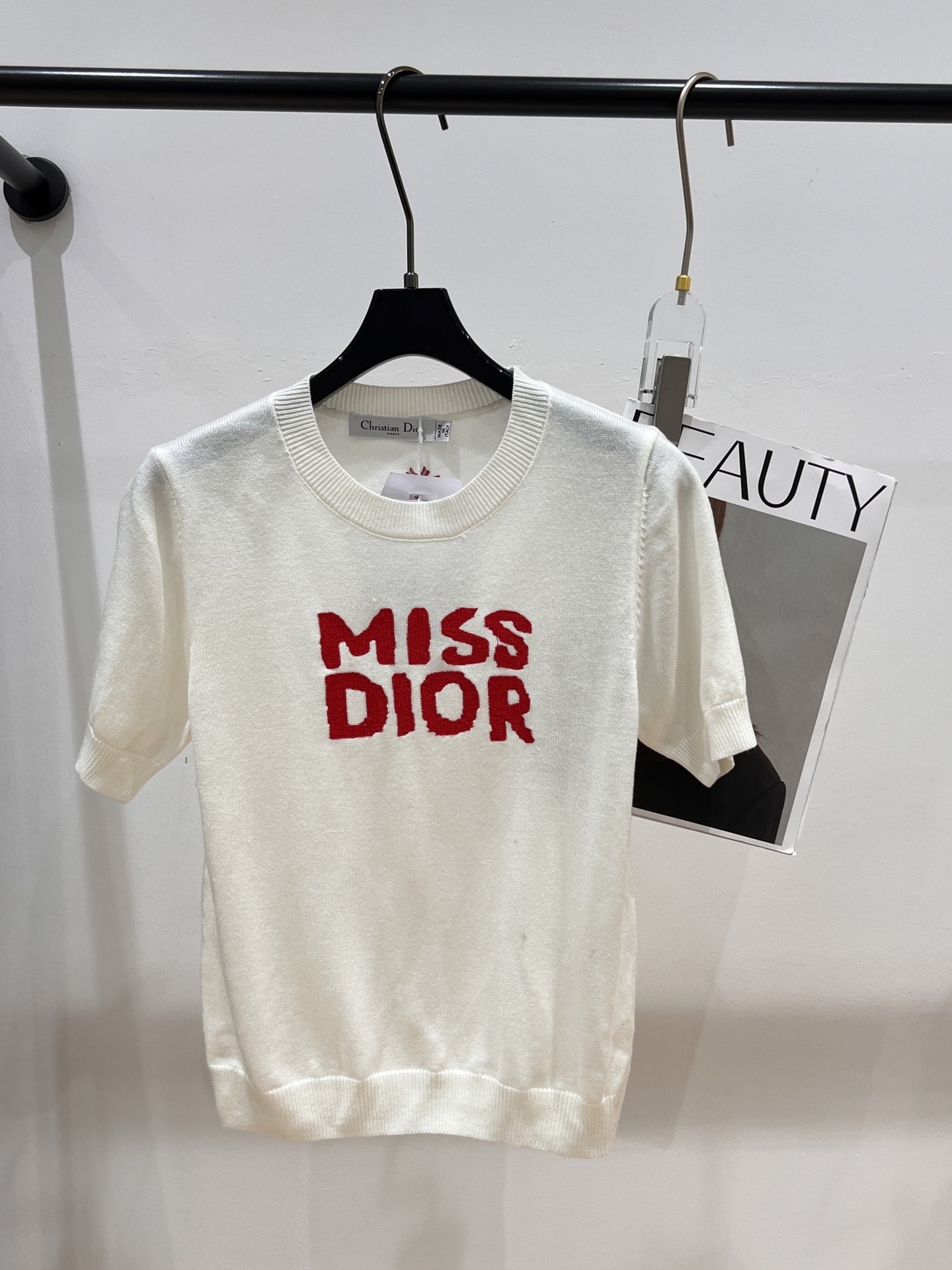 NO:319727,——Dio*——2025 summer new knitted top, three-dimensional gold wire embroidered letter logo, soft and comfortable fabric, simple and elegant color matching SML,,dior,alexander wang19860909——Dio*——2025夏季新款针织上衣,立体金丝刺绣字母logo,面料软糯舒适,配色简单大方SML,,dior,alexander wang,Women's clothing