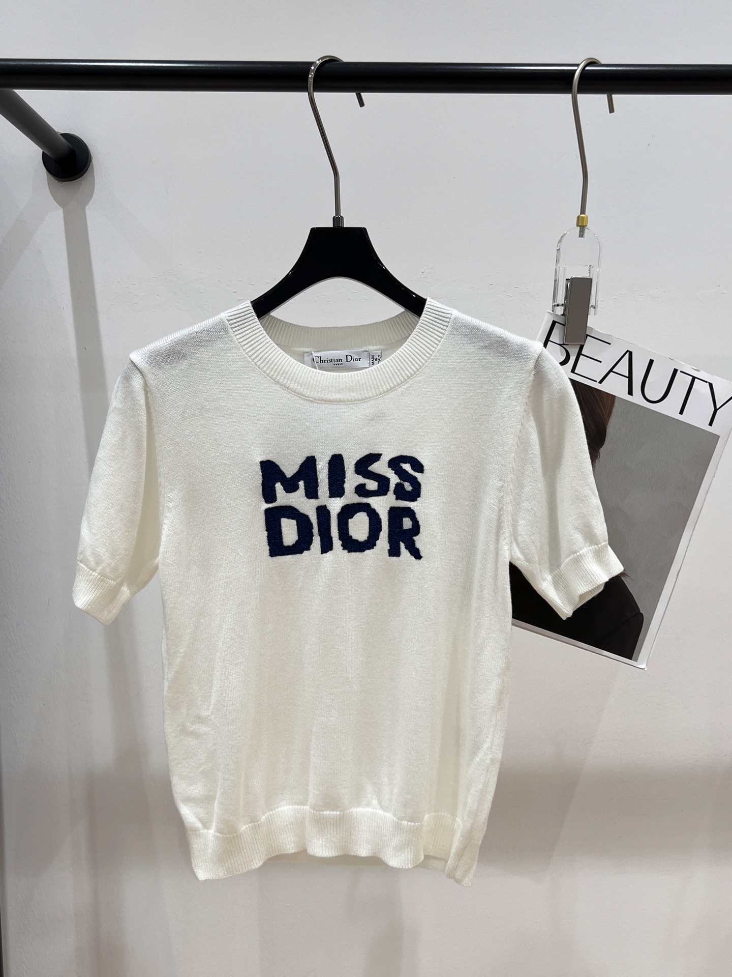 NO:319750,——Dio*——2025 summer new knitted top, three-dimensional gold wire embroidered letter logo, soft and comfortable fabric, simple and elegant color matching SML,,dior,alexander wang19860909——Dio*——2025夏季新款针织上衣,立体金丝刺绣字母logo,面料软糯舒适,配色简单大方SML,,dior,alexander wang,Women's clothing