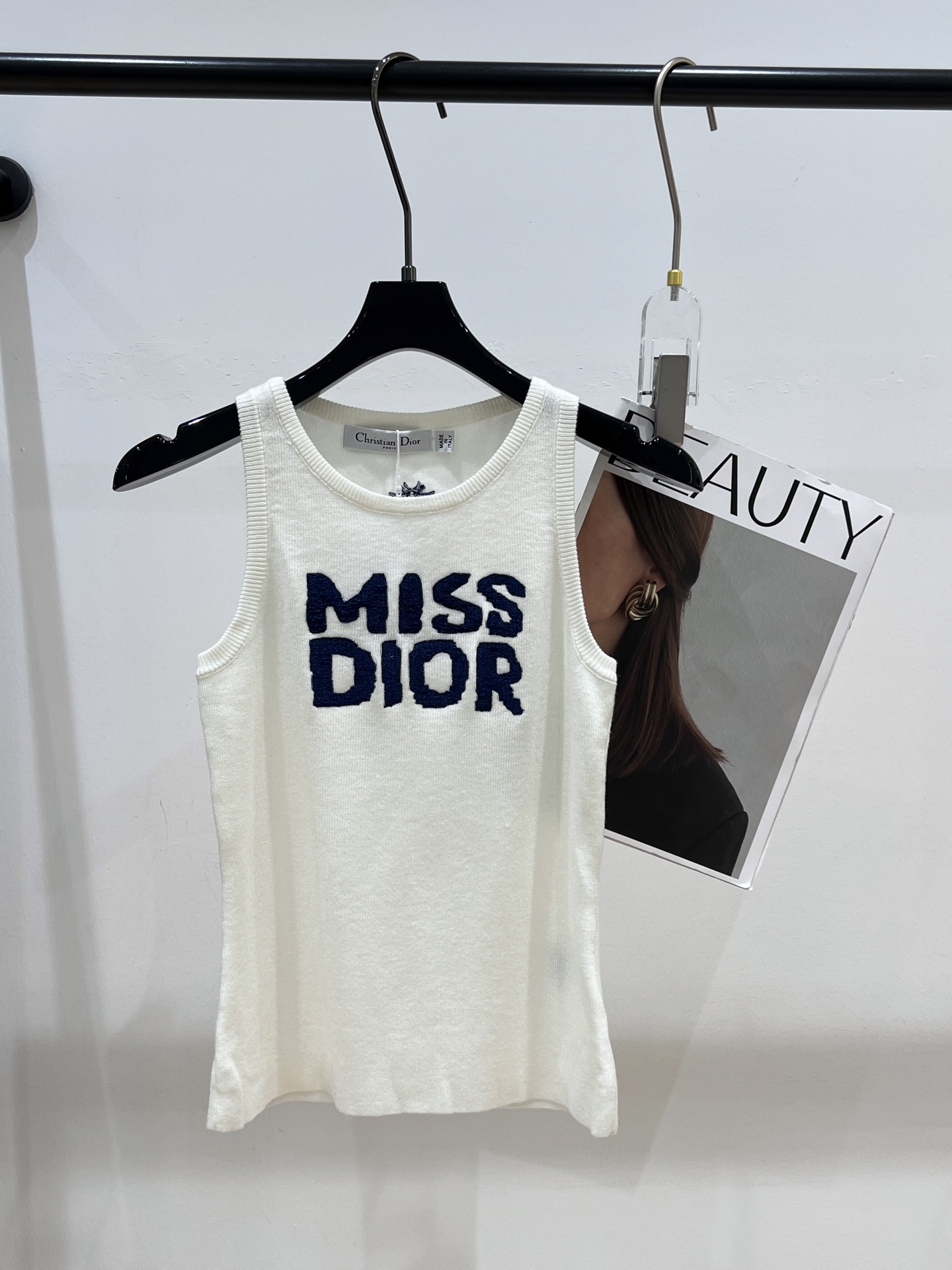 NO:319747,——Dio*——2025 summer new knitted vest, three-dimensional gold wire embroidered letter logo, soft and comfortable fabric, simple and elegant color matching SML,,dior,alexander wang19860909——Dio*——2025夏季新款针织背心,立体金丝刺绣字母logo,面料软糯舒适,配色简单大方SML,,dior,alexander wang,Women's clothing