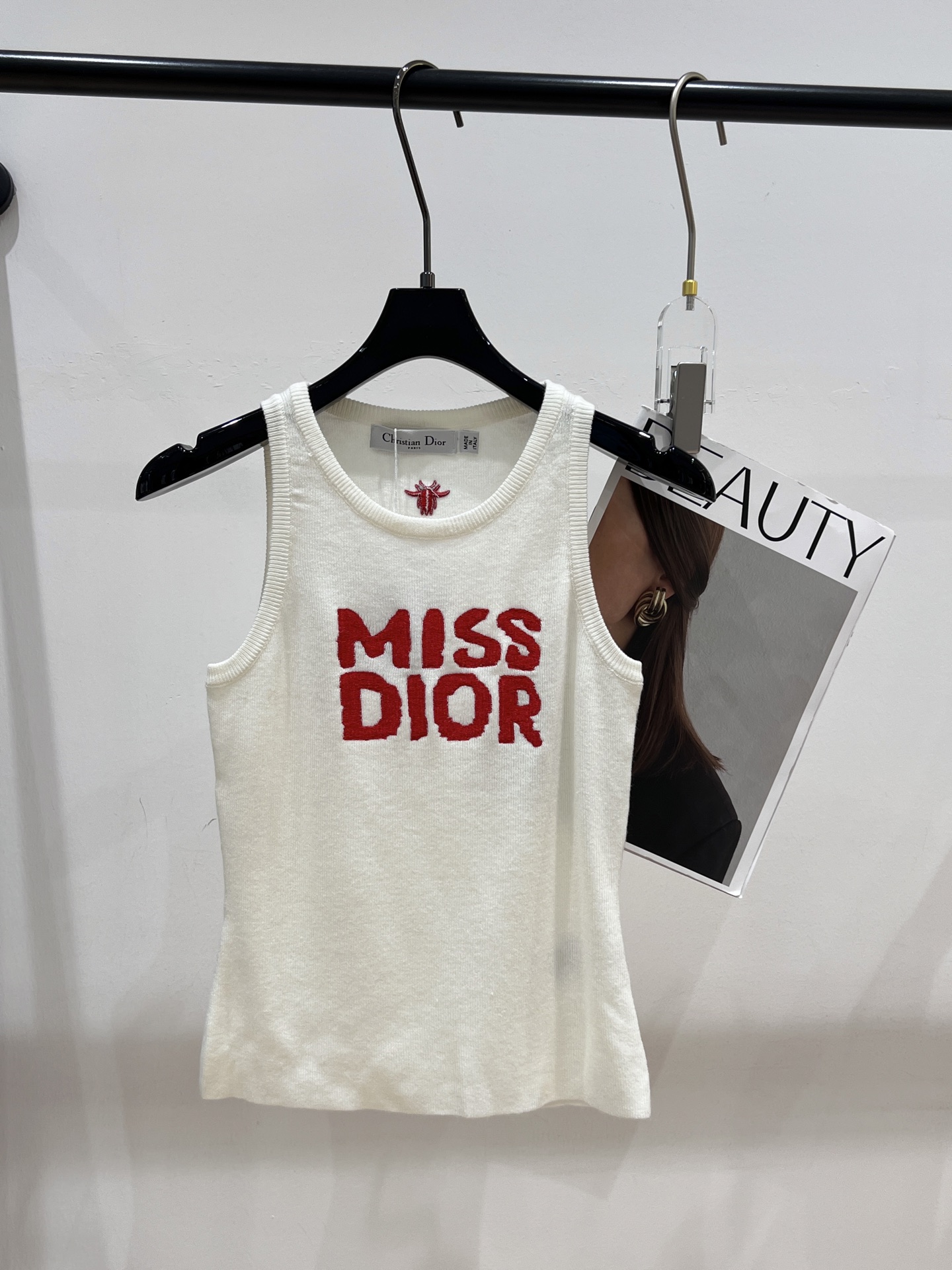 NO:319741,——Dio*——2025 summer new knitted vest, three-dimensional gold wire embroidered letter logo, soft and comfortable fabric, simple and elegant color matching SML,,dior,alexander wang19860909——Dio*——2025夏季新款针织背心,立体金丝刺绣字母logo,面料软糯舒适,配色简单大方SML,,dior,alexander wang,Women's clothing