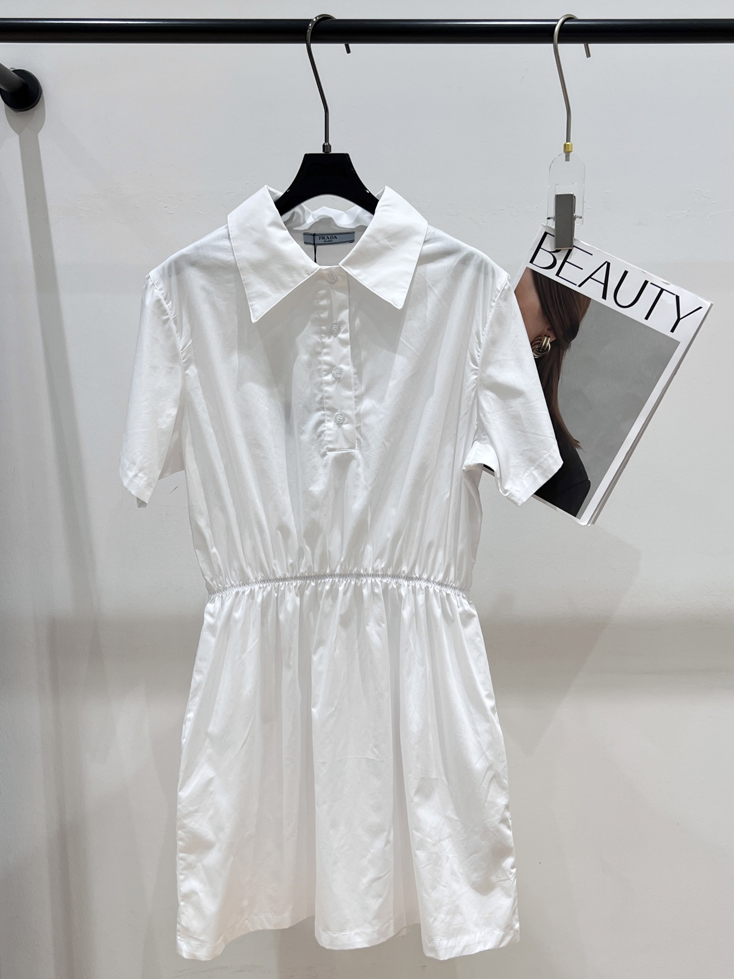 NO:319725,——Prad*——2025 spring and summer new white skirt, small lapel button design with drawstring elements, strong waistline feel of SML, prada, skirts, alexander wang19860909——Prad*——2025春夏新款小白裙,小翻领纽扣设计搭配抽绳元素,上身腰线感强SML,,prada,skirts,alexander wang,Women's clothing