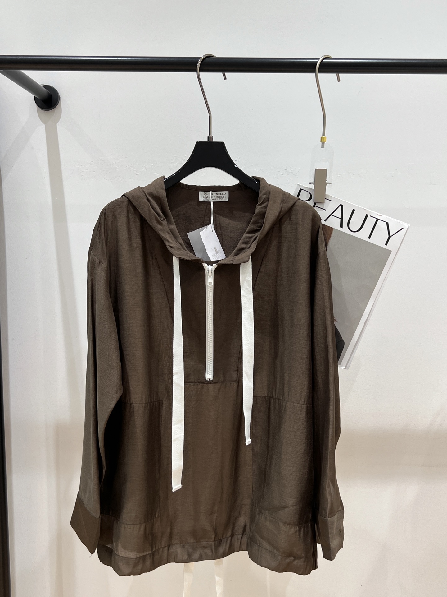 NO:319724,——BC—2025 spring and summer new hooded top, with a fake two-piece zipper on the chest, a drawstring adjustment on the bottom, a thin and breathable fabric, and the upper body is really comfortable. SML, hats, alexander wang19860909——BC——2025春夏新款连帽上衣,胸前做了拉链假两件设计,下边抽绳调节,面料轻薄透气,上身真的好舒服SML,,hats,alexander wang,Women's clothing