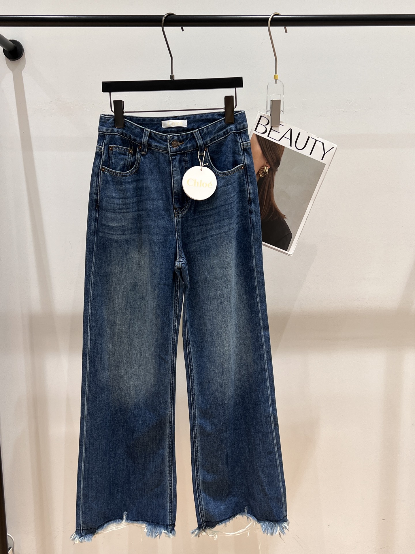 NO:319720,——Chlo—2025 spring and summer new retro breasted straight jeans, excellent style, thin and soft jeans with high expectations, straight wide-leg pants with mid-waist, slimming, tall and straight legs!  The fur on the trouser legs has a more casual and unrestrained styling, which is more suitable for the lightweight outfits in spring and summer. The wash water is made beautifully, not a trendy speculative model that is easy to get tired of. It really becomes a classic model that is out of date with the style and texture!  SMLXL, chloe, jeans, alexander wang19860909——Chlo——2025春夏新复古毛边直筒牛仔裤,优秀版型,寄予厚望的薄软牛仔裤,中腰的偏直筒的阔腿裤型,显瘦显高显腿直！裤脚的毛边多一分随性不羁的造型感,更匹配春夏季的轻盈穿搭,洗水颜色做得很漂亮,不是新潮容易看腻的投机款,真正靠版型和质感成为不过时的经典款！SMLXL,,chloe,jeans,alexander wang,Women's clothing