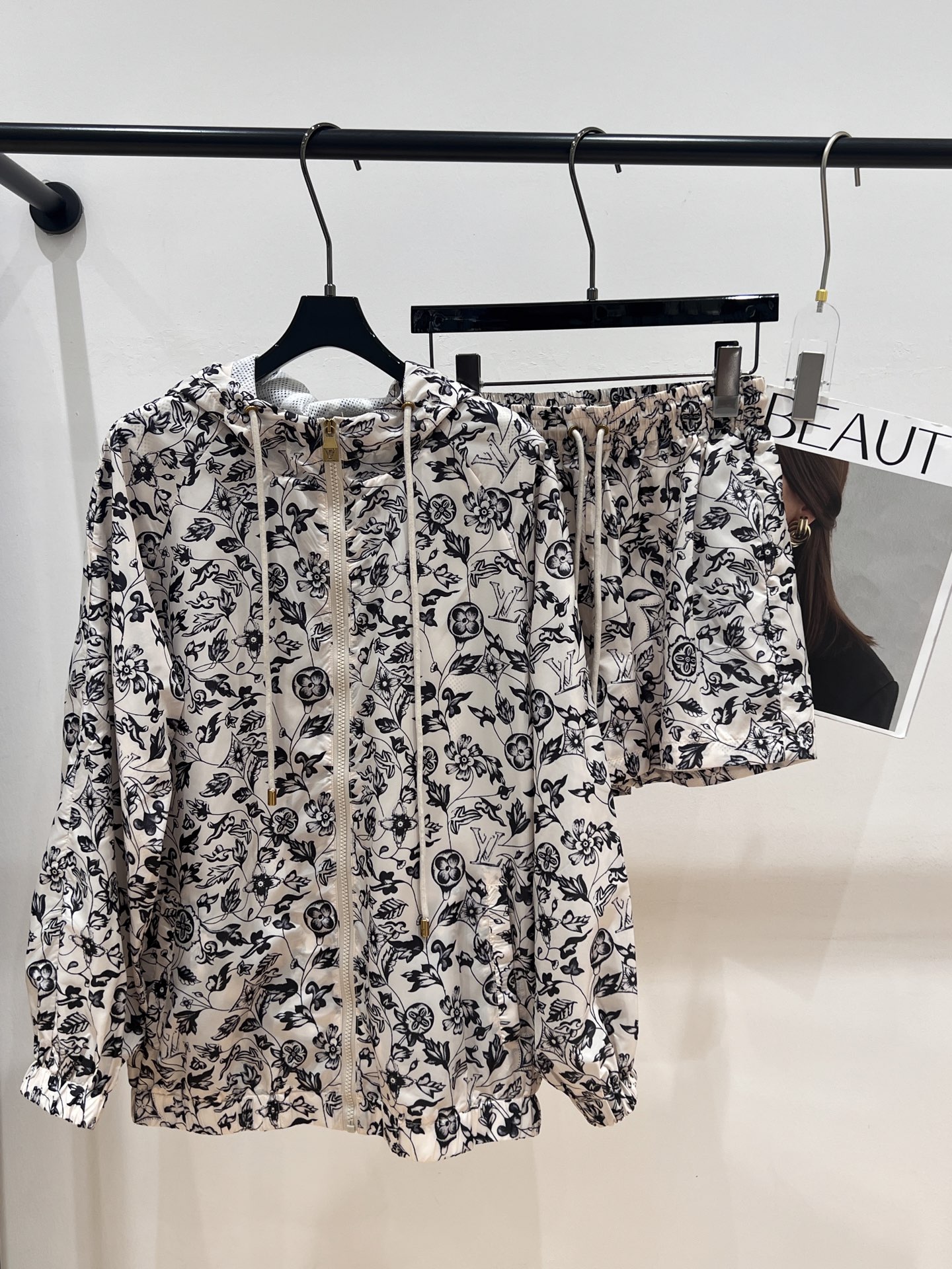 NO:319717,——LV——2025 summer new hooded sunscreen shirt set, digital classic printed pattern, lining is made of mesh fabric, light, comfortable and breathable, full of fashion sense of the upper body, Louis vuitton, hats, alexander wang19860909——LV——2025夏季新款连帽防晒衫套装,数码经典印花图案,里衬采用网纱面料,轻薄舒适透气,上身时尚感十足SML,,louis vuitton,hats,alexander wang,Women's clothing