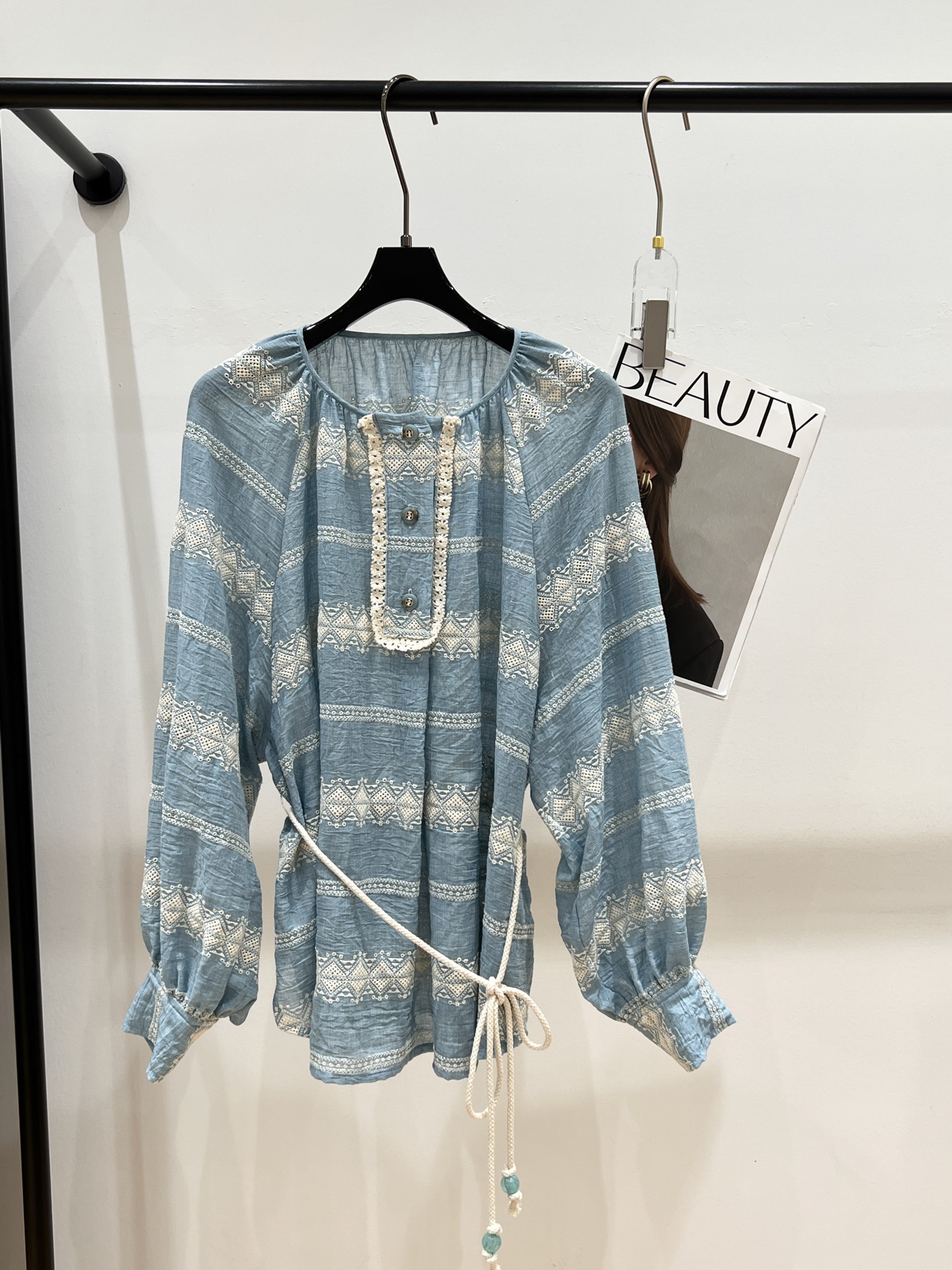 NO:319713,——IS——2025 summer new top, cotton and linen feel, super comfortable, super summer lake blue with customized belt, upper body is both waistline and breathable, SML, alexander wang19860909——IS——2025夏季新款上衣,棉麻手感,超级舒服,超级夏天的湖蓝色搭配定制腰带,上身既收腰线还透气,SML,,alexander wang,Women's clothing