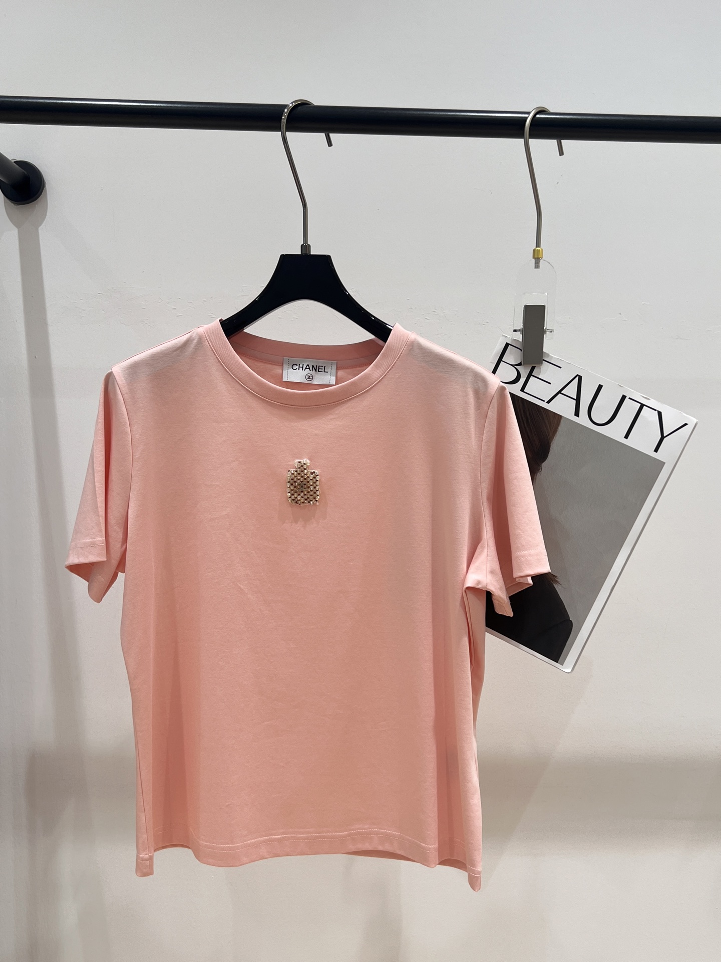 NO:328965,——Chane*——2025 summer new water bottle T-shirt, pure handmade crochet diamond perfume bottle, super design sense, mercerized cotton fabric, feel and texture are directly pulled over SML, chanel, tees, t-shirt, alexander wang19860909——Chane*——2025夏季新款水瓶T恤,纯手工钩织钻香水瓶,超级有设计感,丝光棉面料,手感与质感直接拉满SML,,chanel,tees，t-shirt,alexander wang,Women's clothing