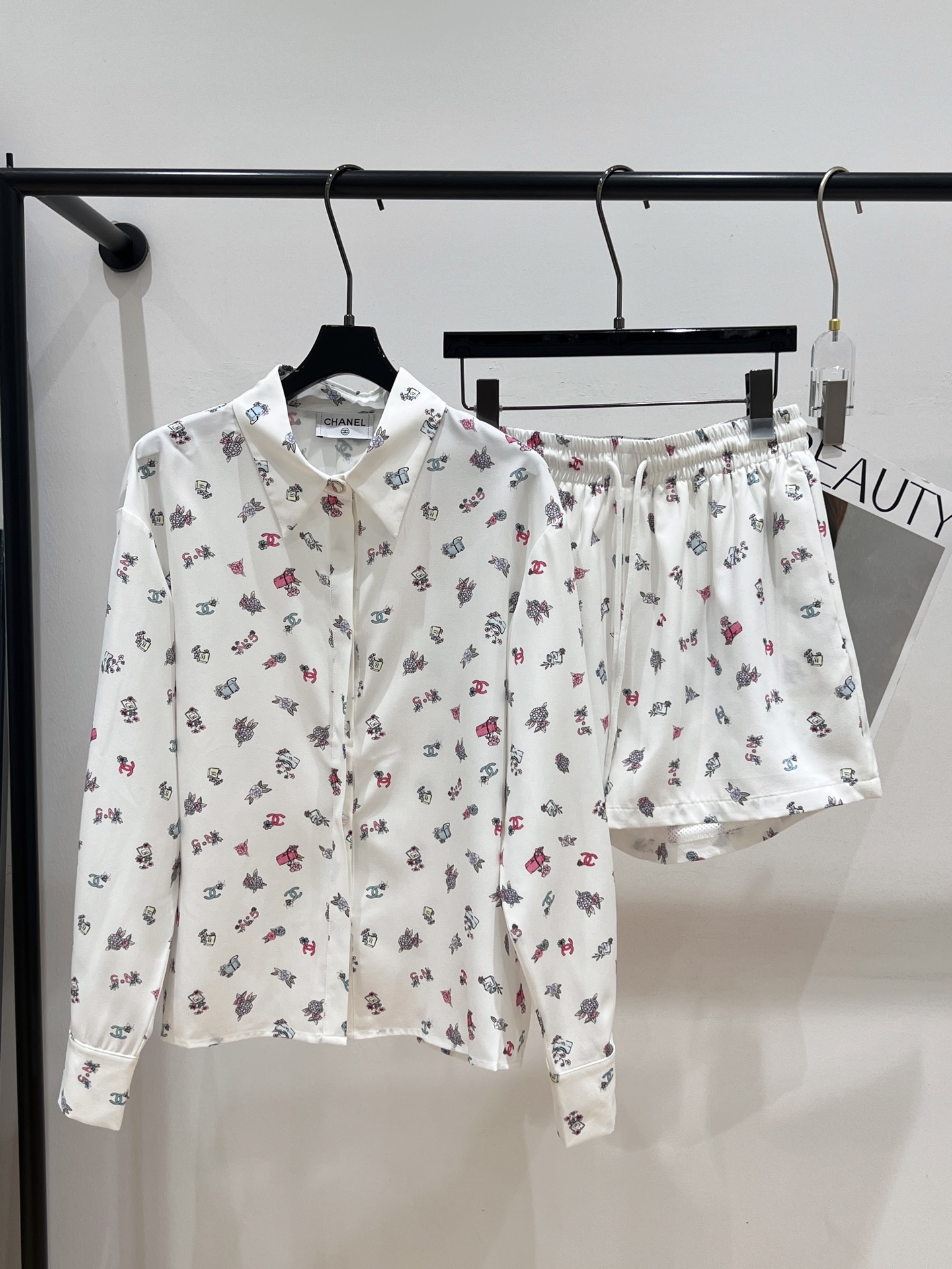 NO:329975,——Chane*——2025 summer new printing set, can be used as sun protection, the printed body is super creative, the fabric is light and breathable, SML, chanel, alexander wang19860909——Chane*——2025夏季新款印花套装,可当防晒,满身印花超级有创意,面料轻薄,透气性强SML,,chanel,alexander wang,Women's clothing