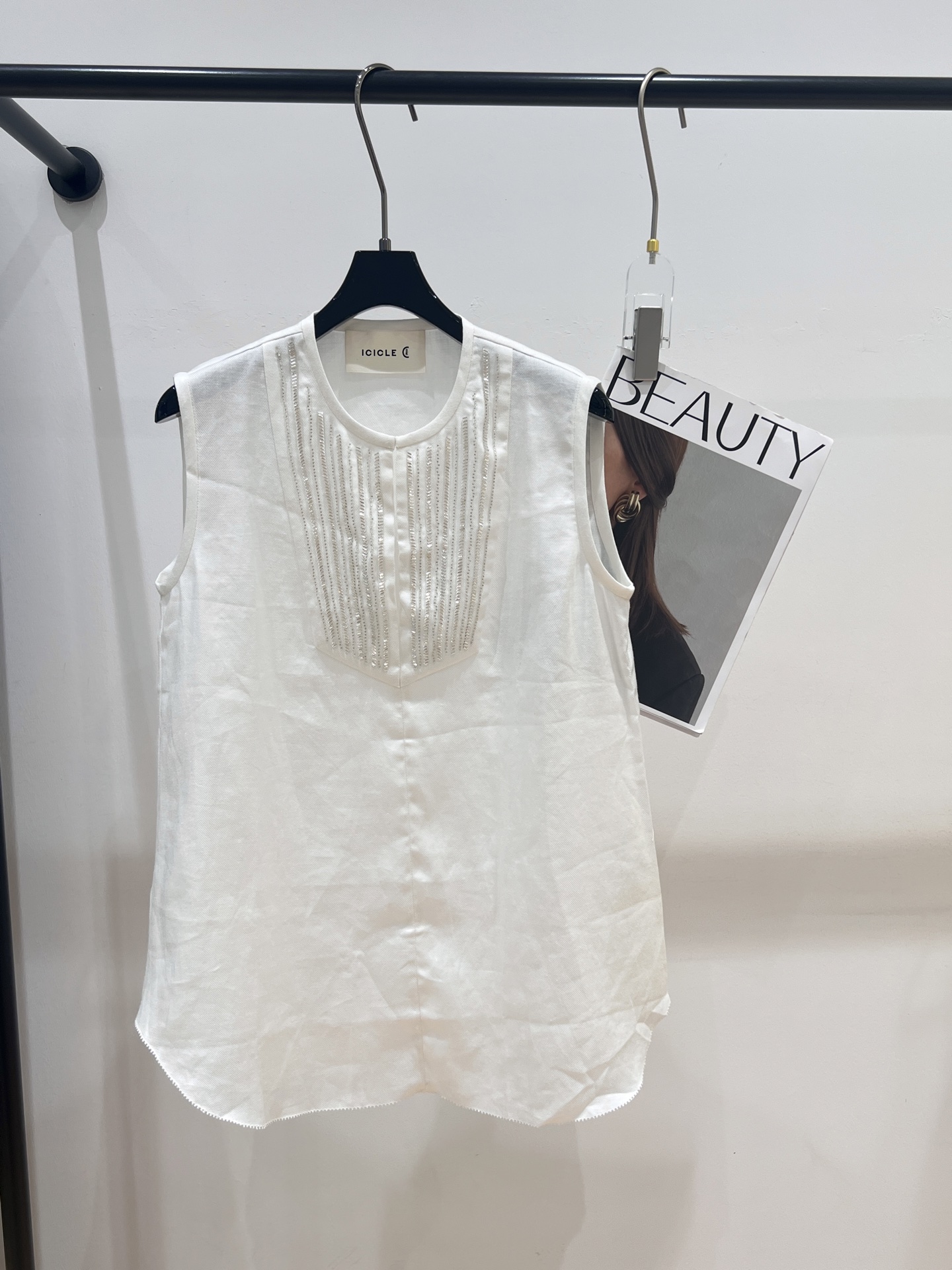 NO:328977,——ICICLE—2025 summer new ramie vest, heavy industry beading process, the hem is cut with arc, the upper body is not dull, the fabric is breathable SML, alexander wang19860909——ICICLE——2025夏季新款苎麻马甲,重工钉珠工艺,下摆采用弧线剪裁,上身不呆板,面料透气性强SML,,alexander wang,Women's clothing