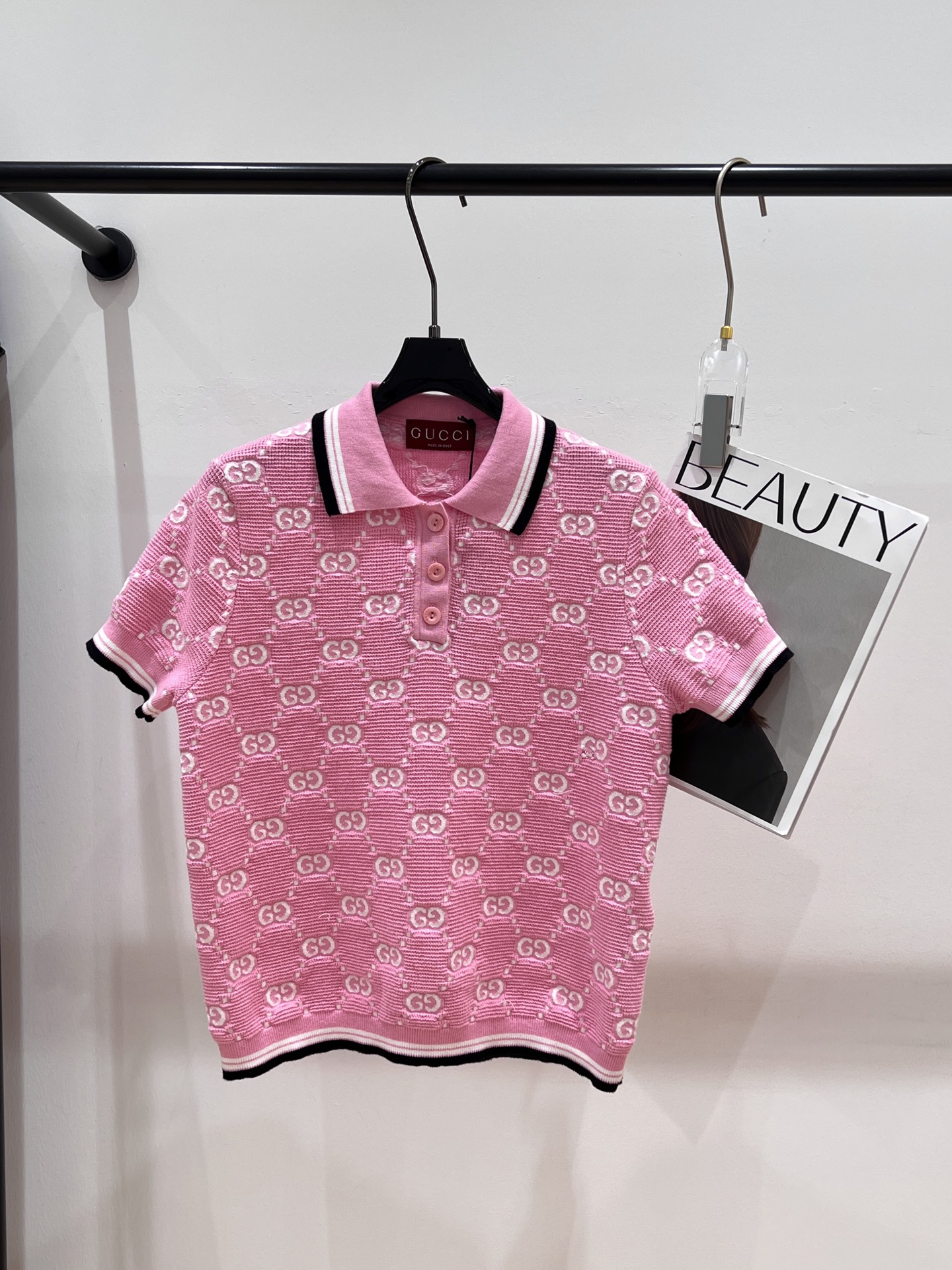 NO:329995,——Gucc*——2025 summer new lapel top, beautiful cherry blossom powder, it is really rare, the upper body looks good SML, gucci, alexander wang19860909——Gucc*——2025夏季新款翻领上衣,绝美樱花粉,真的很让人稀罕,上身贼好看SML,,gucci,alexander wang,Women's clothing