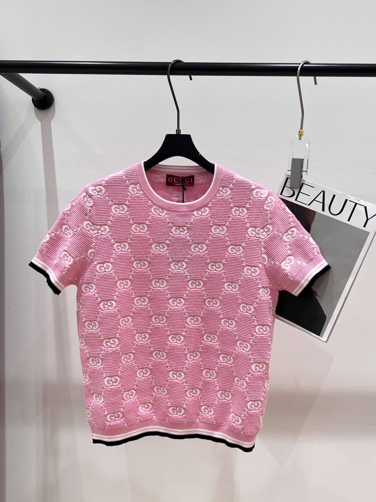 NO:329992,——Gucc*——2025 summer new round neck top, beautiful cherry blossom pink, the right color scheme is really rare, the upper body looks beautiful SM, gucci, alexander wang19860909——Gucc*——2025夏季新款圆领上衣,绝美樱花粉,恰到好处的配色真的很让人稀罕,上身贼好看SM,,gucci,alexander wang,Women's clothing