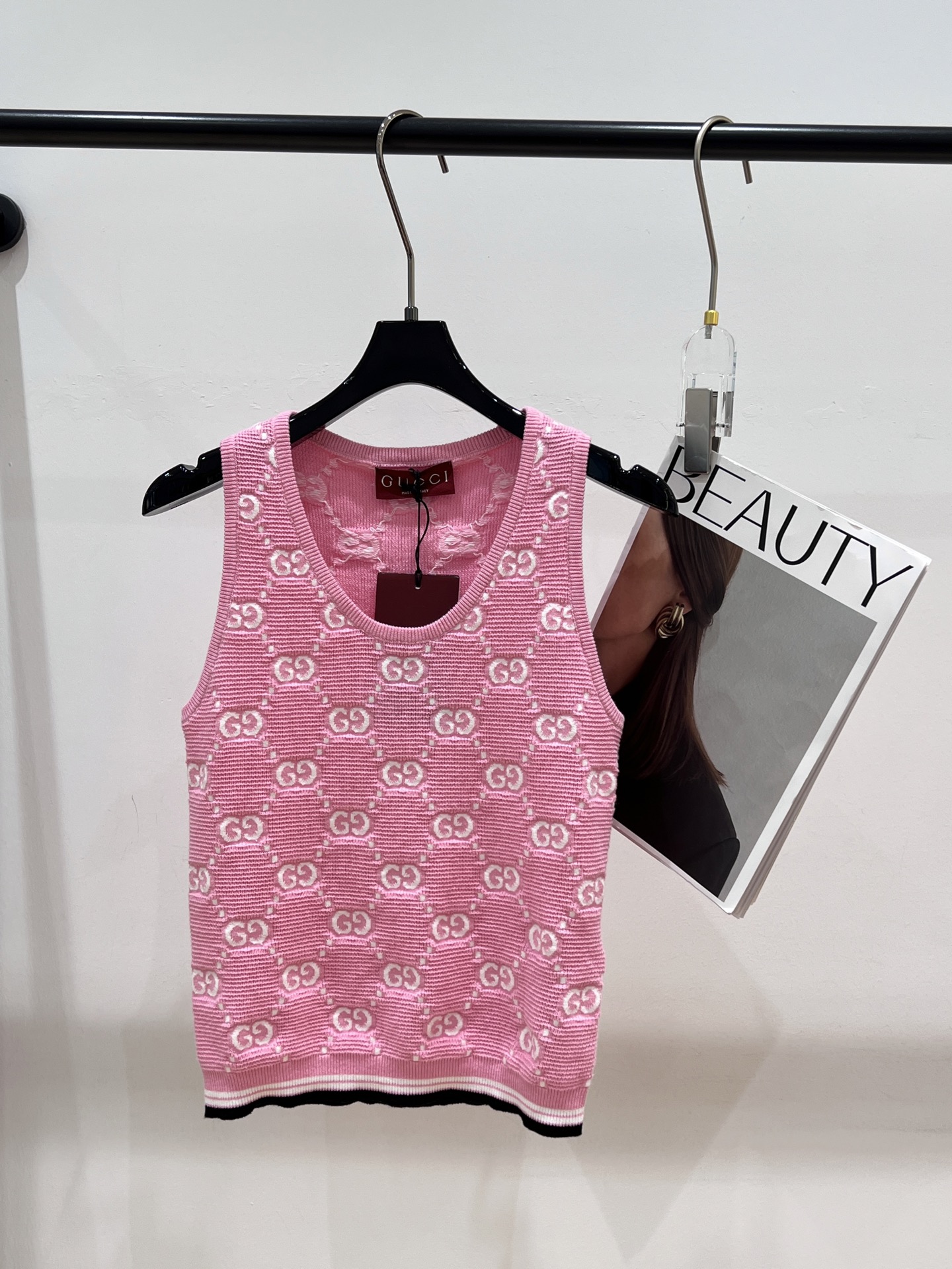 NO:329989,——Gucc*——2025 summer new big round neck, beautiful cherry blossom pink with jacquard logo, it is really rare, the upper body looks good SML, gucci, alexander wang19860909——Gucc*——2025夏季新款大圆领,绝美樱花粉搭配提花logo,真的很让人稀罕,上身贼好看SML,,gucci,alexander wang,Women's clothing