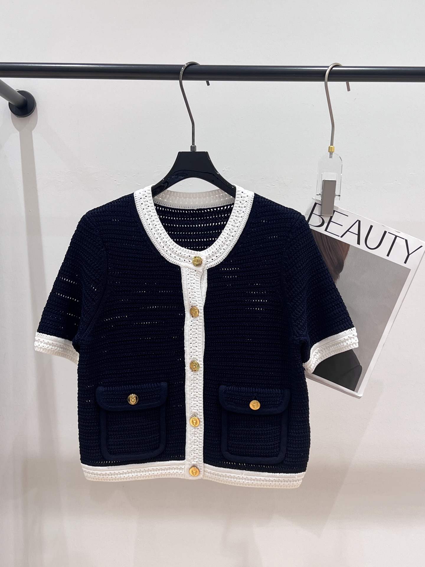 NO:329983,——Gucc*—2025 summer knitted top, fashionable and delicate eyes closed!  It is made of comfortable fabrics, skin-friendly and breathable, and is refreshing and not stuffy in summer. The simple round neck design is suitable for various face shapes, making it easy to put on and take off. The special inlay craftsmanship cleverly integrates the classic GUCC elements into it, making the brand recognition full of the brand. The loose style does not pick on the figure. Whether it is paired with jeans to create a casual style or a skirt to create an elegant temperament, it can be easily controlled, perfectly holding various occasions SML, gucci, skirts, jeans, alexander wang19860909——Gucc*——2025夏季针织上衣,时髦精闭眼入！它采用舒适的面料亲肤透气,夏日穿着清爽不闷热.简约圆领设计适配各种脸型,穿脱方便.特色嵌花工艺,将GUCC经典元素巧妙融入其中,品牌辨识度拉满.宽松版型不挑身材,无论是搭配牛仔裤打造休闲风,还是配上半身裙营造优雅气质,都能轻松拿捏,完美hold住各种场合SML,,gucci,skirts,jeans,alexander wang,Women's clothing