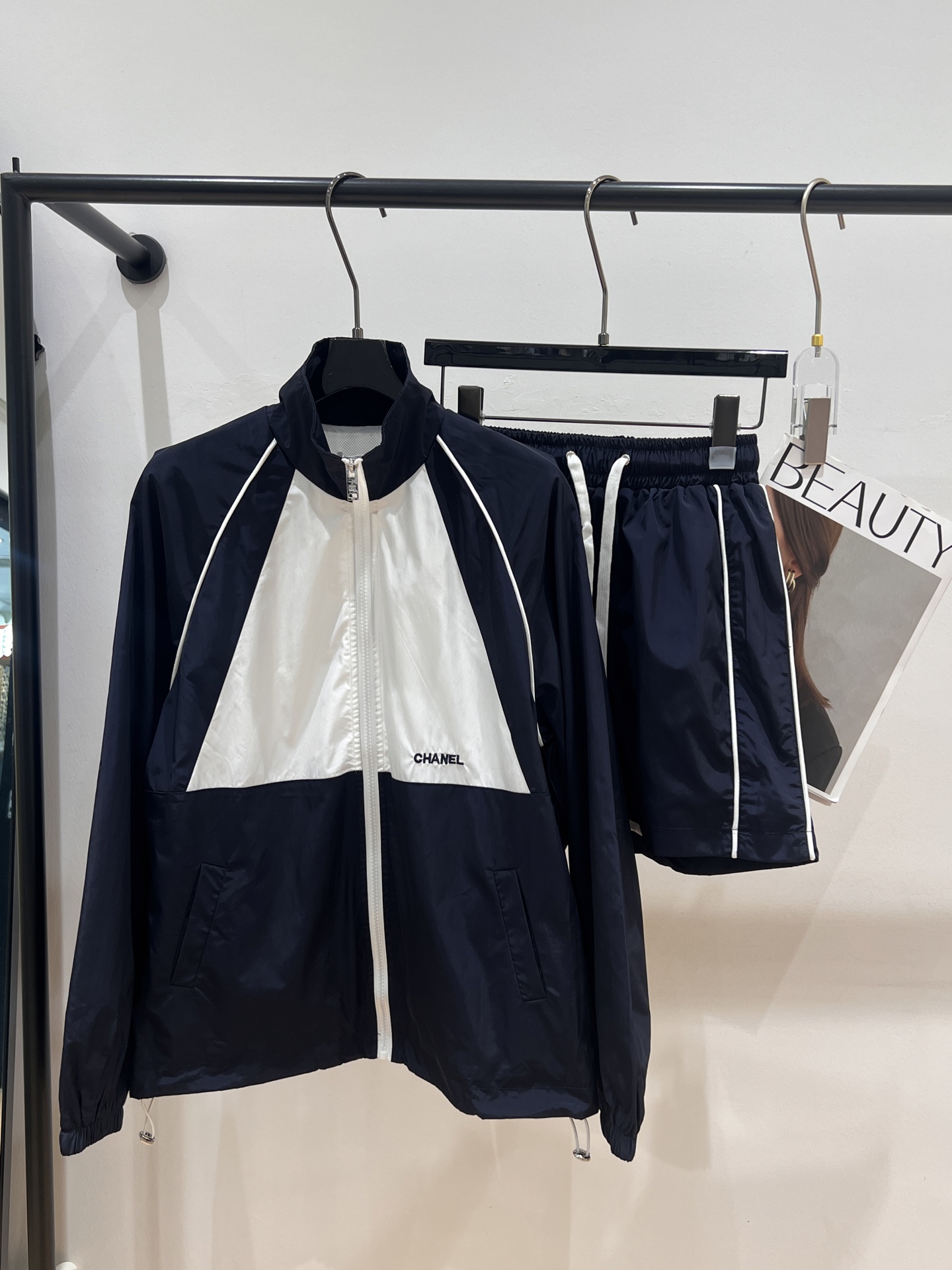 NO:331648,——Chane*——The new 2025 summer sun protection set, bringing classics and innovation to a new level. The collision of navy blue and milky white is fashionable and fashionable, with youthful and beautiful upper body, lined with mesh, strong breathability SML, chanel, alexander wang19860909——Chane*——2025夏季新款防晒套装,将经典与创新玩出新高度.藏蓝色跟奶白色的碰撞,时尚洋气,上身又青春靓丽,里衬网状,透气性强SML,,chanel,alexander wang,Women's clothing