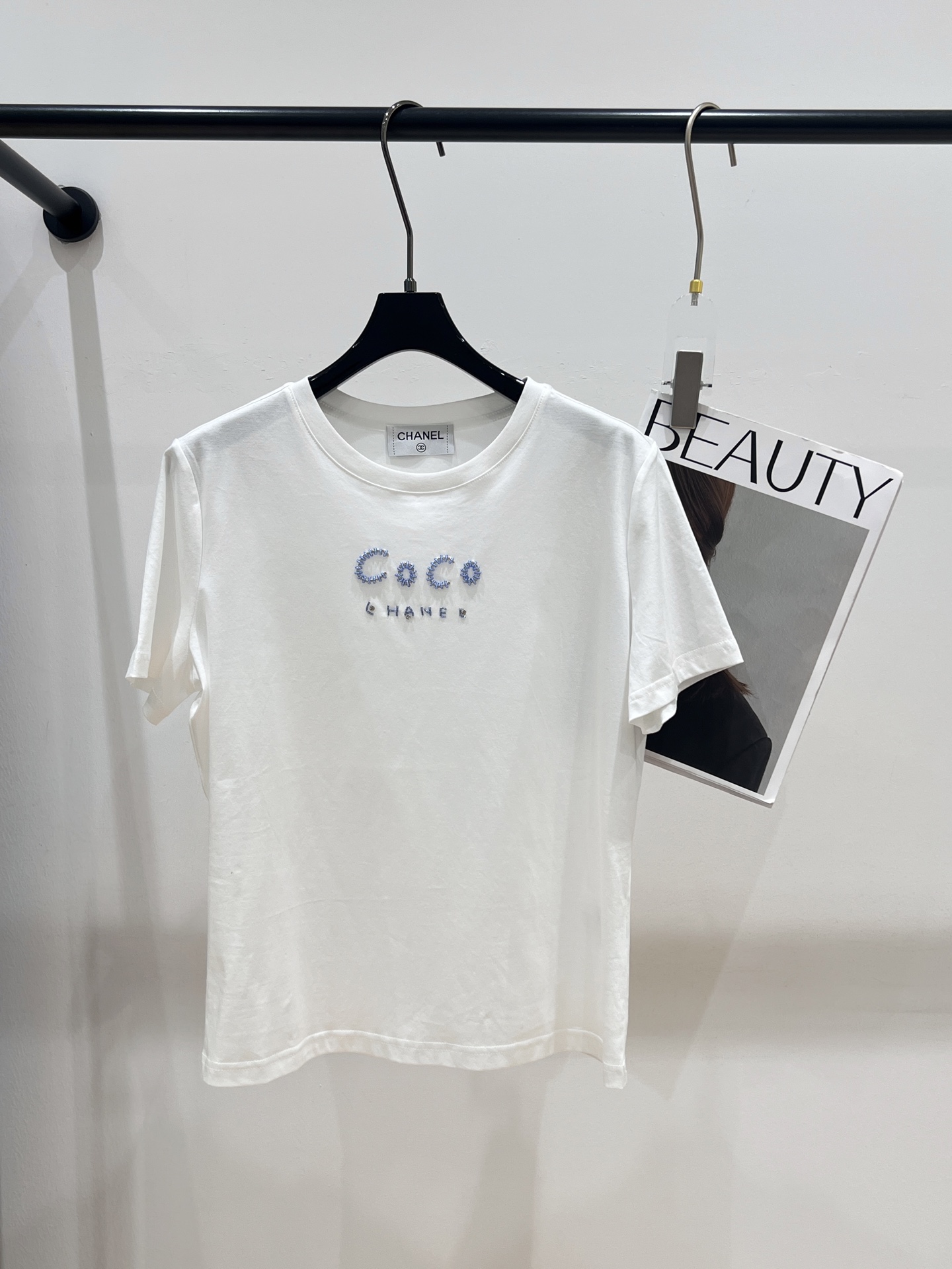 NO:329980,——CHANE*——2025 summer new T-shirt, made of mercerized cotton fabric, delicate and comfortable to touch, exclusive edition, pure hand-made beaded COCO letter pattern, the color matching is also very summer. SML, chanel,tees, t-shirt, alexander wang19860909——CHANE*——2025夏季新款T恤,采用丝光棉面料,手感细腻舒适,独家开版,纯手工钉珠COCO字母图案,配色也很夏天呀SML,,chanel,tees，t-shirt,alexander wang,Women's clothing