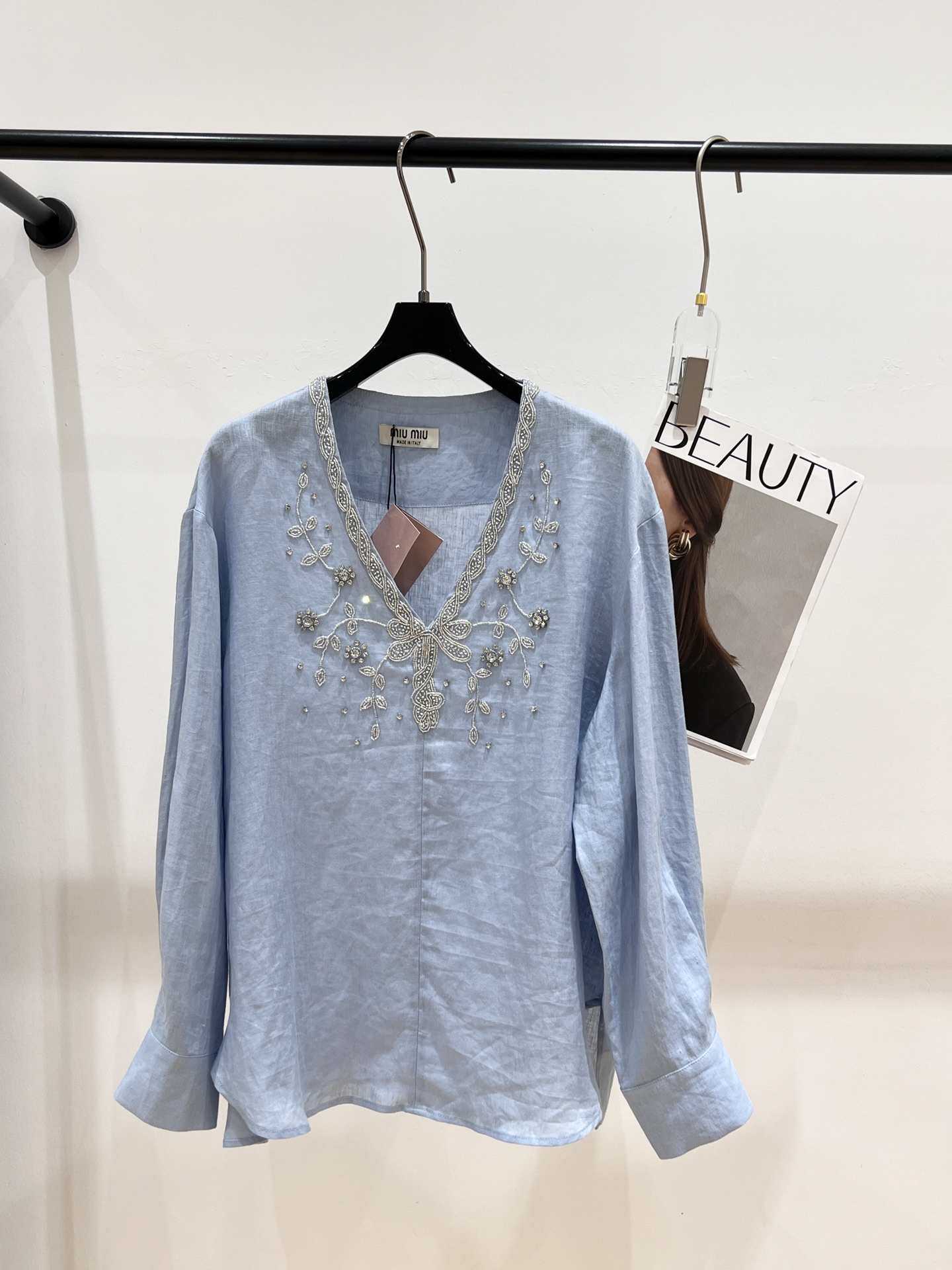 NO:331655,——MIUMI*——The new linen shirt for summer 2025, with a large V-neck design and pure hand-made beads. It is really time-consuming to make, loose style, lazy and casual and exquisite upper body, linen fabric, strong breathability SML, miumiu, alexander wang19860909——MIUMI*——2025夏季新款亚麻衬衣,大V领设计搭配纯手工钉珠,制作真的超级耗时,版型宽松,上身慵懒随意又精致,亚麻面料,透气性强SML,,miumiu,alexander wang,Women's clothing