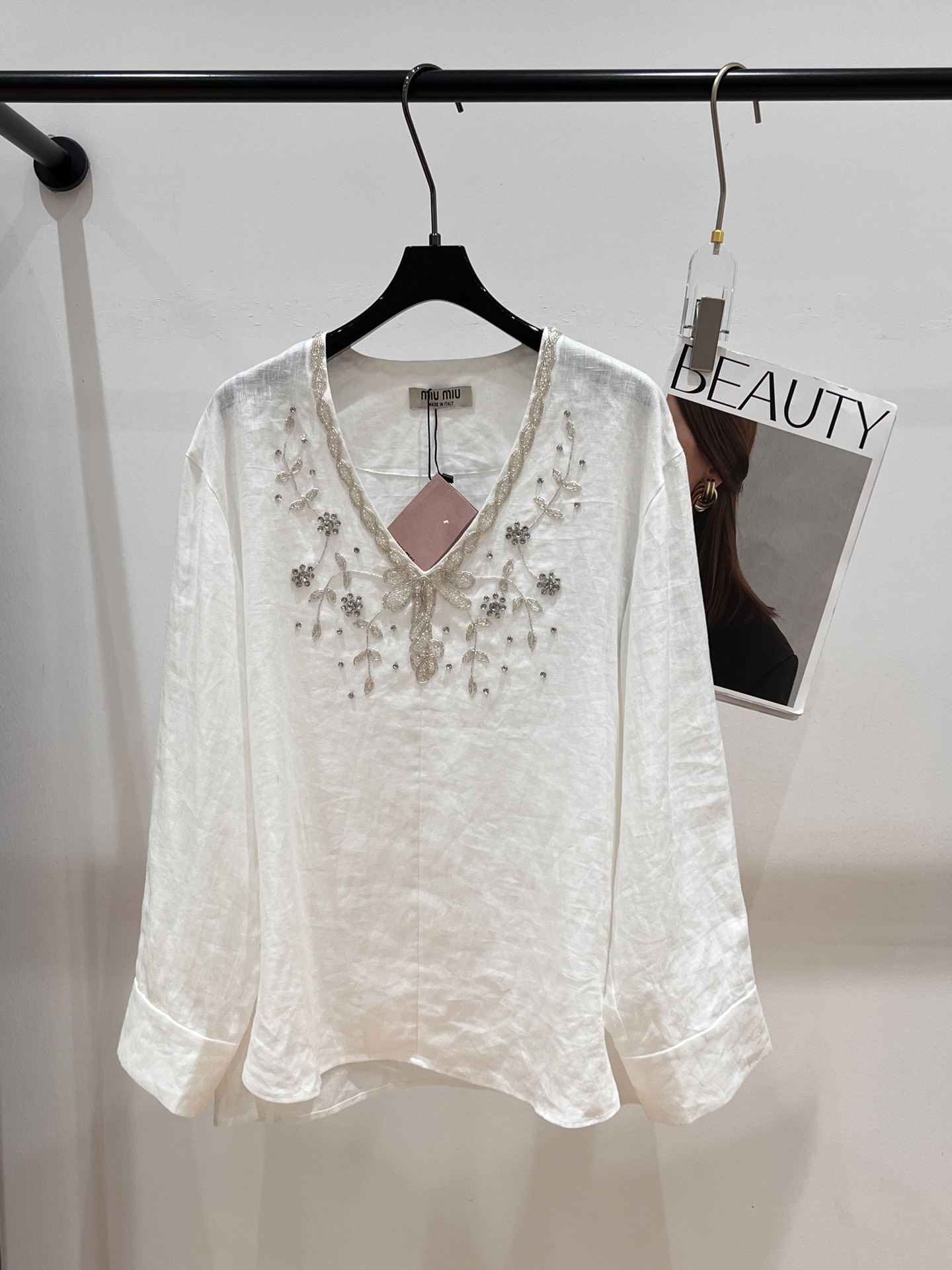 NO:331661,——MIUMI*——The new linen shirt for summer 2025, with a large V-neck design and pure hand-made beads. It is really time-consuming to make, loose style, lazy and casual and exquisite upper body, linen fabric, strong breathability SML, miumiu, alexander wang19860909——MIUMI*——2025夏季新款亚麻衬衣,大V领设计搭配纯手工钉珠,制作真的超级耗时,版型宽松,上身慵懒随意又精致,亚麻面料,透气性强SML,,miumiu,alexander wang,Women's clothing