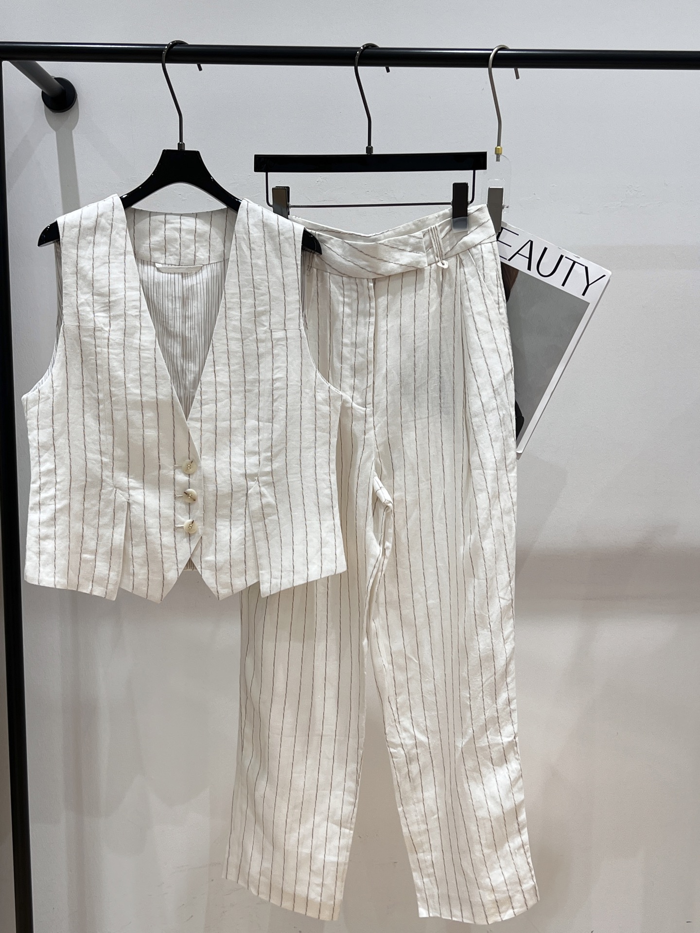 NO:329977,——MAX MAR*——2025 summer new vest set, linen fabric, full comfort, vertical stripes are visually good to make the effect of making it look taller and slimmer SML, alexander wang19860909——MAX MAR*——2025夏季新款马甲套装,亚麻面料,舒适度拉满,竖条纹元素在视觉上很好的起到显高显瘦的效果SML,,alexander wang,Women's clothing