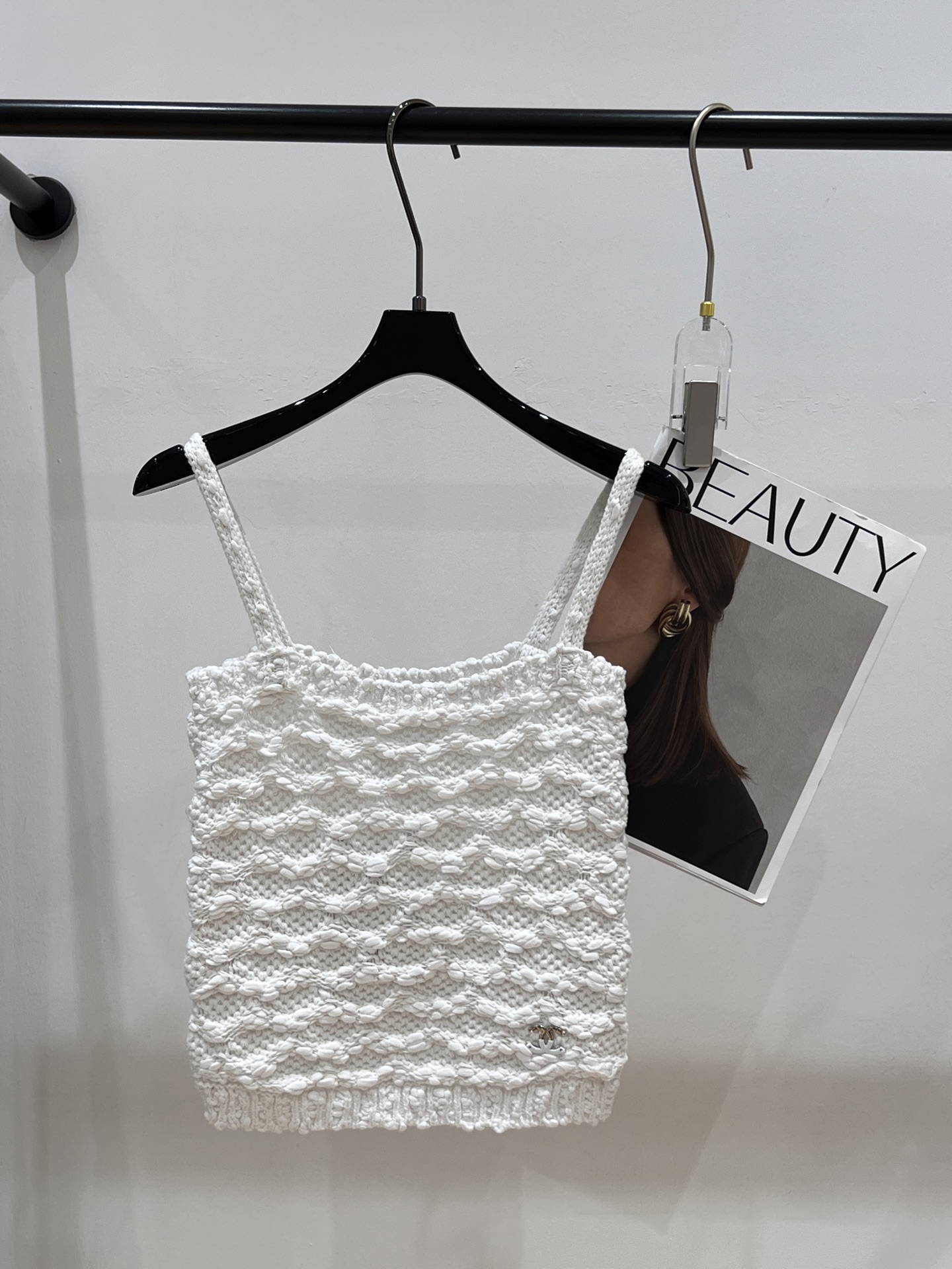 NO:330753,——Chane*——2025 summer new product three-dimensional hand-crochet vest, comfortable, soft and elastic, flat collar knit vest cut, moderate shoulder strap width, revealing clavicle to make it look slimmer SML, chanel, alexander wang19860909——Chane*——2025夏季新品立体手钩针织背心,舒适软糯,弹力十足,平口领针织背心裁剪,肩带宽度适中,露出锁骨更显瘦SML,,chanel,alexander wang,Women's clothing