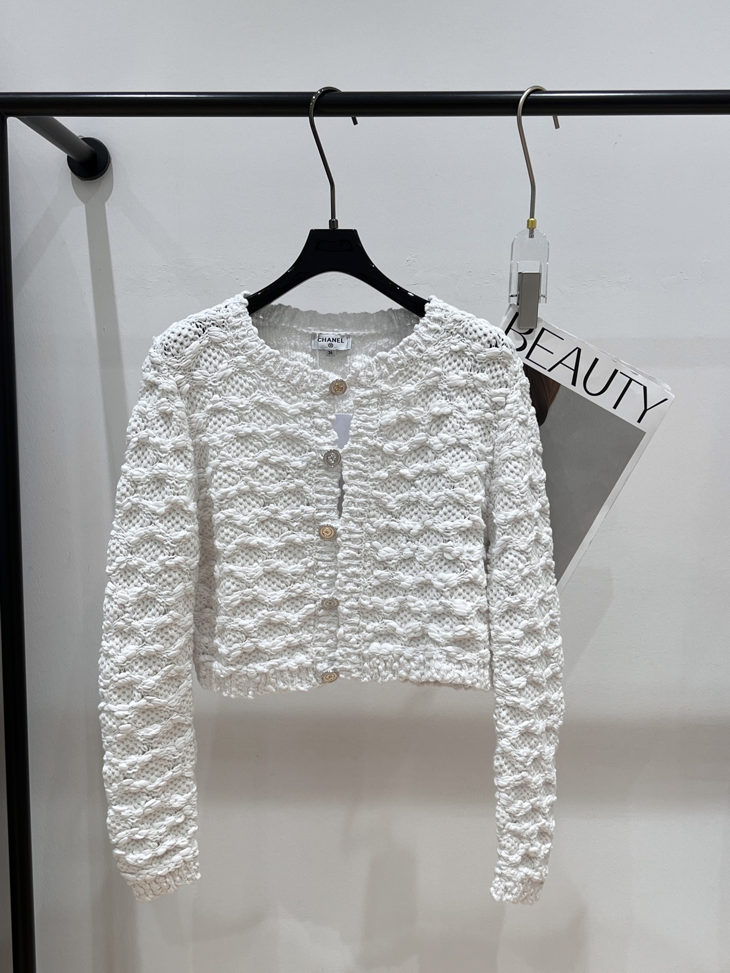 NO:330742,——Chane*——2025 summer new product three-dimensional hand-crochet cardigan, comfortable, soft and elastic, with a fashionable upper body temperament SML, chanel, alexander wang19860909——Chane*——2025夏季新品立体手钩针织开衫,舒适软糯,弹力十足,上身气质洋气SML,,chanel,alexander wang,Women's clothing