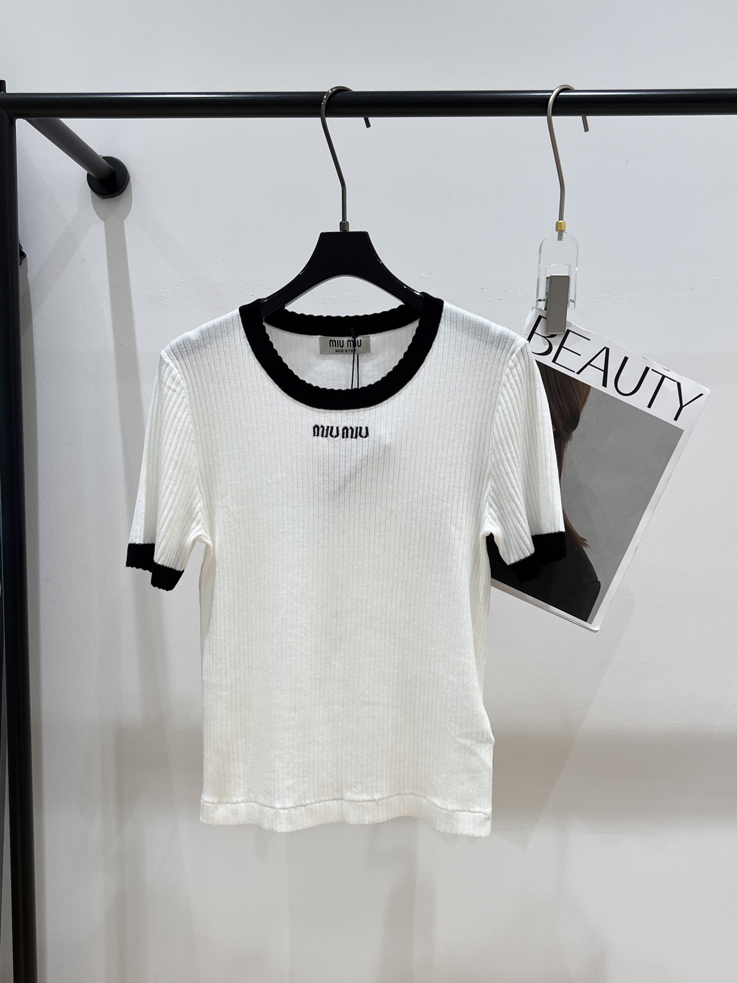 NO:331653,——MIUMI*——2025 summer new knitted T-shirt, thin fabric, soft and glutinous feel, super elastic, super comfortable upper body, SML, miumiu,tees, t-shirt, alexander wang19860909——MIUMI*——2025夏季新款针织T恤,面料轻薄,软糯手感,弹力也超级大,上身超级舒服SML,,miumiu,tees，t-shirt,alexander wang,Women's clothing