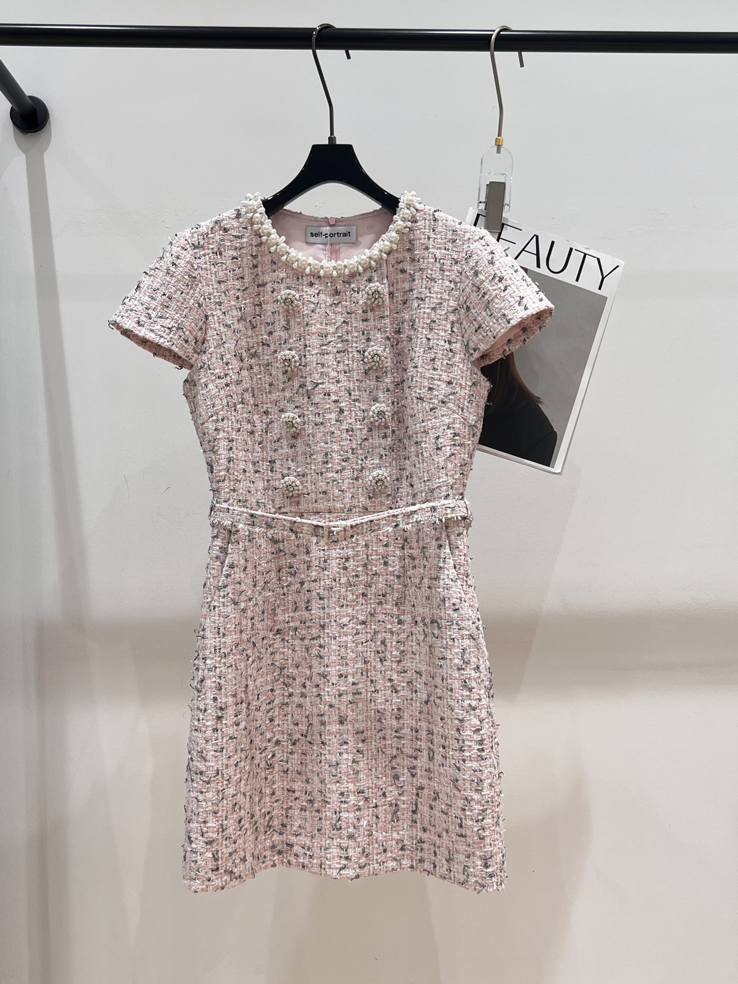NO:331680,——SP—2025 summer new dress, on sale on the official website, heavy industry beading craft foundation powder white color matching tweed fabric, exquisite and elegant and romantic upper body SML, skirts, alexander wang19860909——SP——2025夏季新款连衣裙,官网在售,重工钉珠工艺打底粉白配色粗花呢面料,上身精致优雅浪漫SML,,skirts,alexander wang,Women's clothing