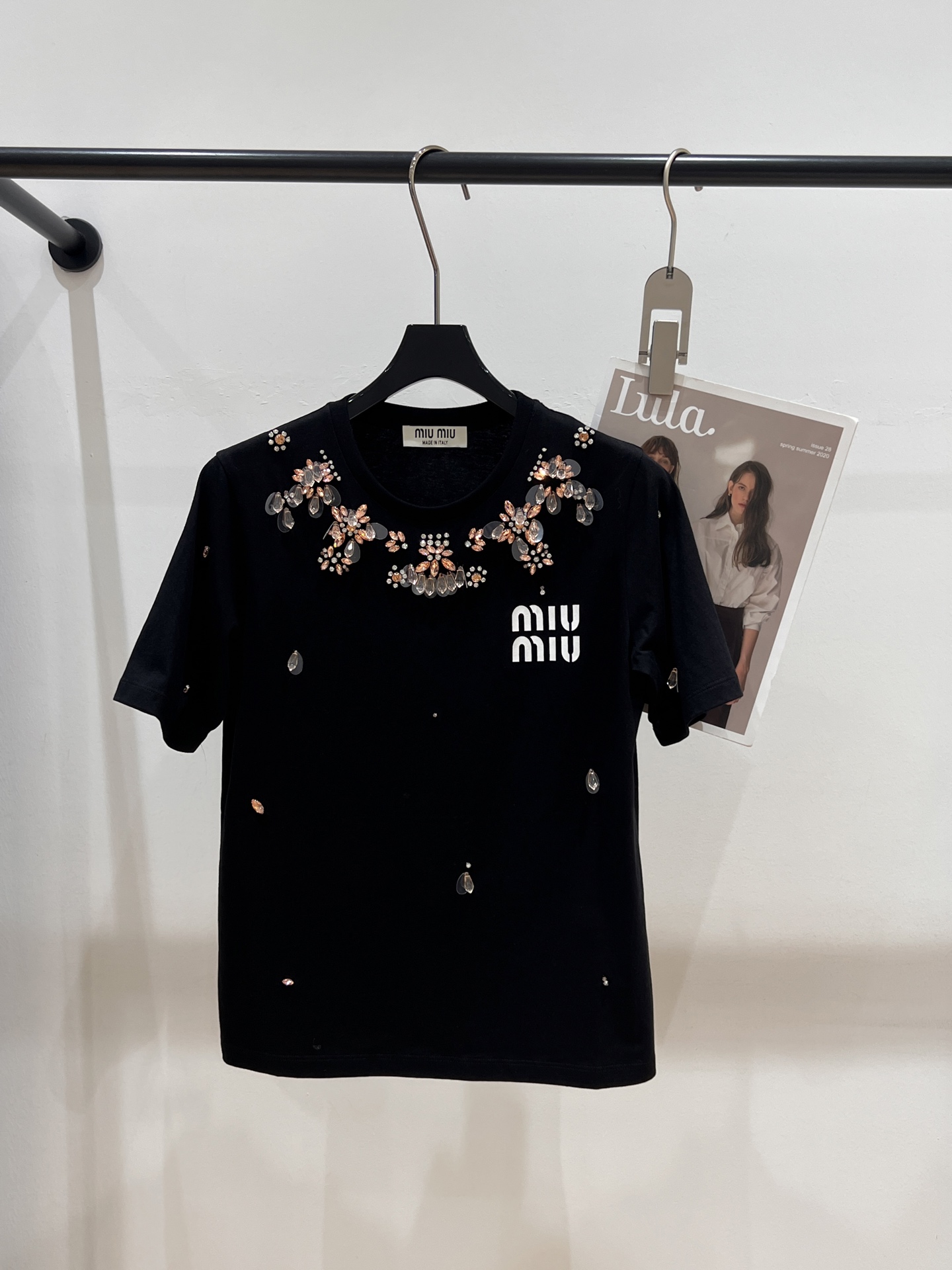 NO:327659,——MIUMI*——2025 summer new T-shirt, craftsmanship visible to the naked eye, pure hand-made needle threading and beading craftsmanship, super beautiful, SML, miumiu,tees, t-shirt, alexander wang19860909——MIUMI*——2025夏季新款T恤,工艺肉眼可见,纯手工穿针走线钉珠工艺,超级漂亮,SML,,miumiu,tees，t-shirt,alexander wang,Women's clothing