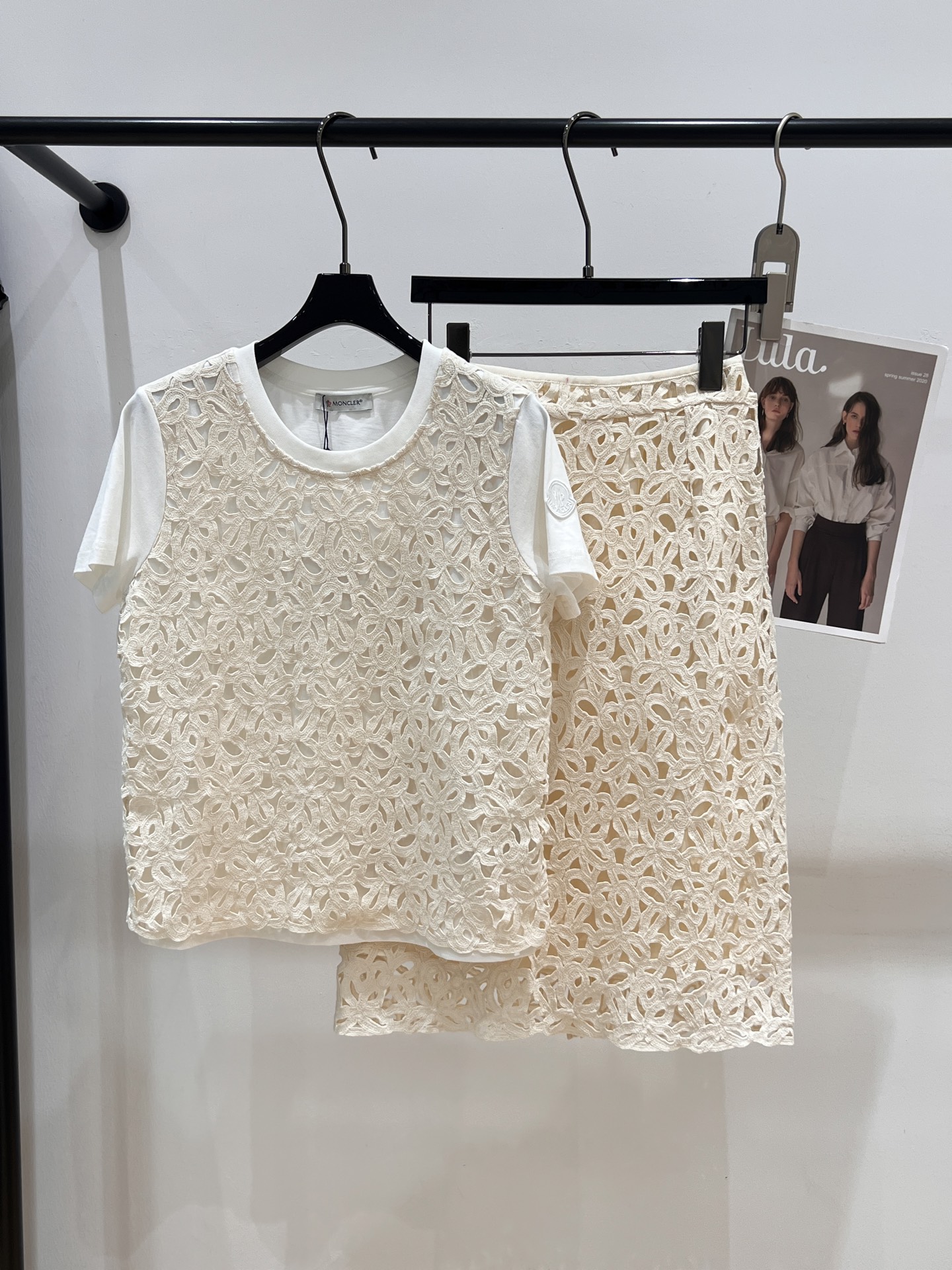 NO:326957,T-shirt skirt - MONCLE* - New summer heavy industry decal set, T-shirt skirt, separate, use knitting technology to create floral patterns, custom embroidered water-soluble flower design ~ Detailed treatment of heavy industry embroidery makes the whole set more exquisite SML, skirts, tees, t-shirt, alexander wang19860909T恤裙子——MONCLE*——夏季新款重工贴花套装,T恤半身裙,分开拿,采用编结工艺打造花卉图案,定制刺绣水溶花设计～重工刺绣的细节处理,让整套衣服更加精致SML,,skirts,tees，t-shirt,alexander wang,Women's clothing