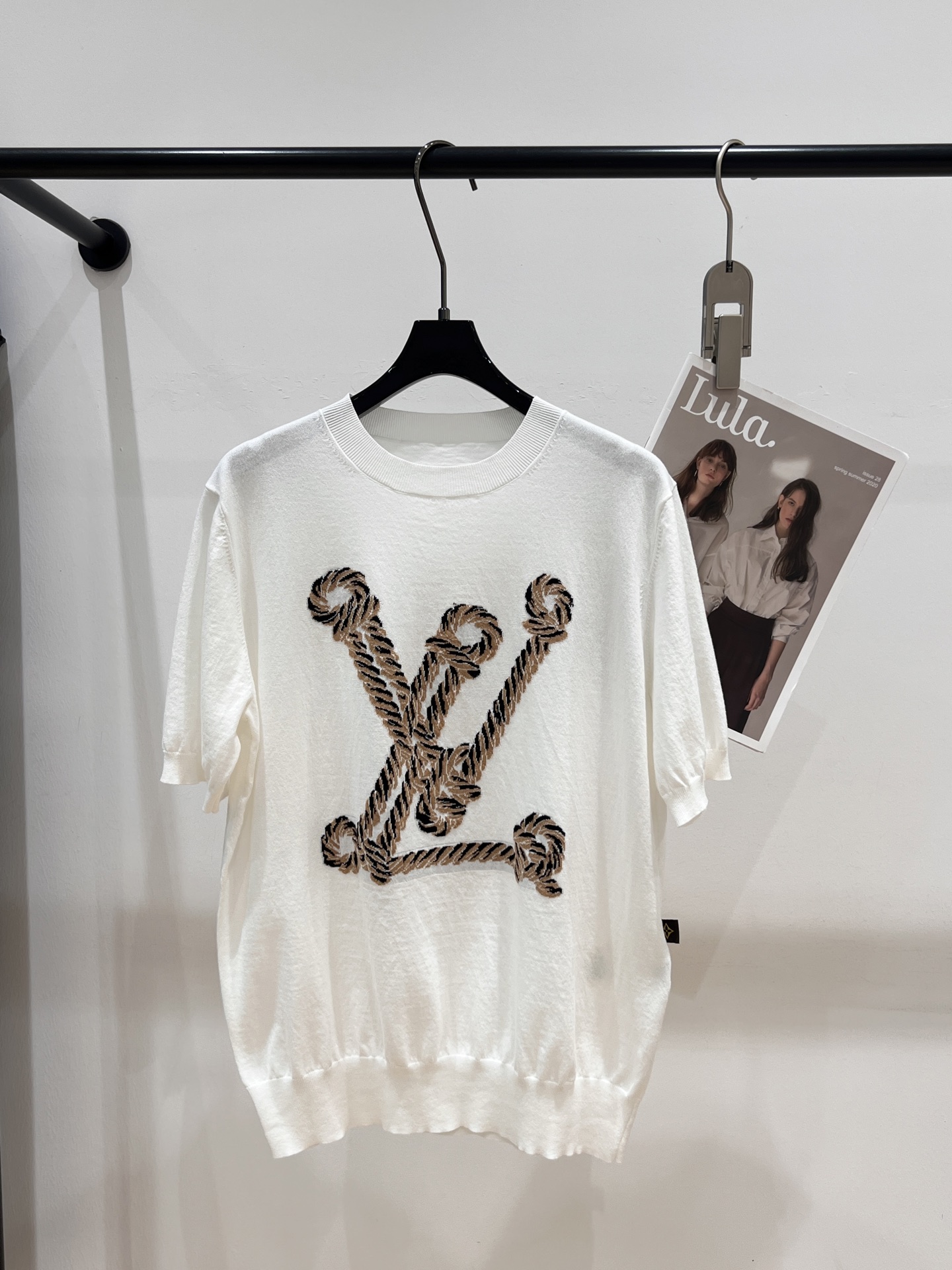 NO:326959,——LV——2025 summer new knitted T-shirt, on sale on the official website, a fashion item that many Xiaohongshu bloggers are wearing, the fabric feels soft and breathable SML, louis vuitton,tees, t-shirt, alexander wang19860909——LV——2025夏季新款针织T恤,官网在售,超多小红书博主都在穿的一个时尚单品,面料手感柔软透气SML,,louis vuitton,tees，t-shirt,alexander wang,Women's clothing