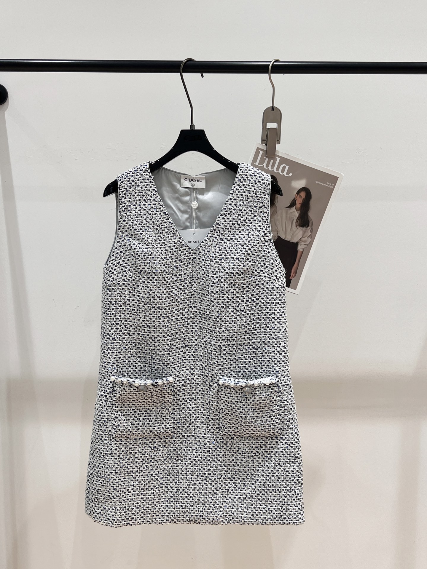NO:326944,——Chane*——2025 summer new coarse-spoke dress, exclusive edition, customized version, V-neck design can better highlight the softness of women, thin fabric, pockets made of spoiled pearl lace with fixed star buckle, physical super beautiful SML, chanel, skirts, alexander wang19860909——Chane*——2025夏季新款粗纺连衣裙,独家开版,定制版型,V领设计更能凸显女性柔美,面料轻薄,口袋做了变质珍珠花边搭配定型星辰扣,实物超级美SML,,chanel,skirts,alexander wang,Women's clothing