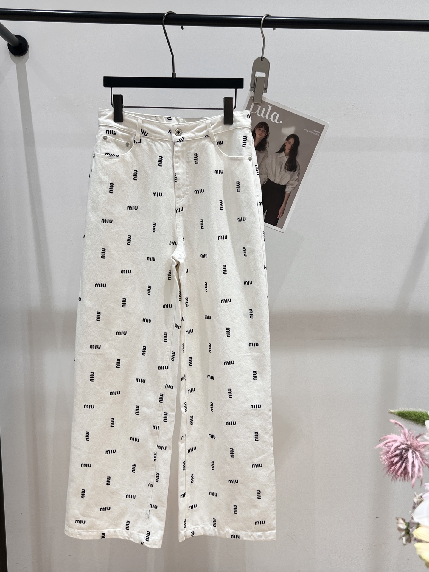 NO:327672,——MIUMI*——A new 2025 summer jeans, embroidered three-dimensional letter jacquard, straight-leg pants, the upper body effect is very concealed and slimming, legs are long, inclusive and fashionable. SML, miumiu, jeans, alexander wang19860909——MIUMI*——2025夏季新款牛仔裤,刺绣立体字母提花,直筒裤型,上身效果非常遮肉显瘦,显腿长,包容性以及时尚感极强的一个单品SML,,miumiu,jeans,alexander wang,Women's clothing