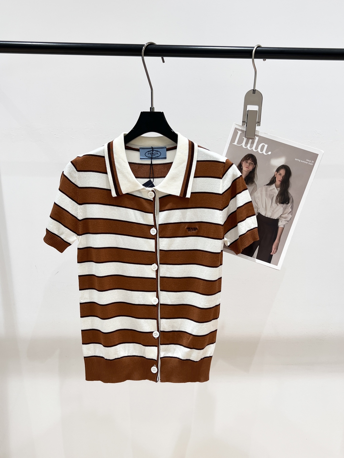 NO:333339,——Prad*——2025 summer new knitted lapel top, with striped elements, can also be worn as a cardigan. This color scheme is really high-end SML, prada, alexander wang19860909——Prad*——2025夏季新款针织翻领上衣,采用条纹元素,也可当开衫穿,这个配色真的好高级SML,,prada,alexander wang,Women's clothing