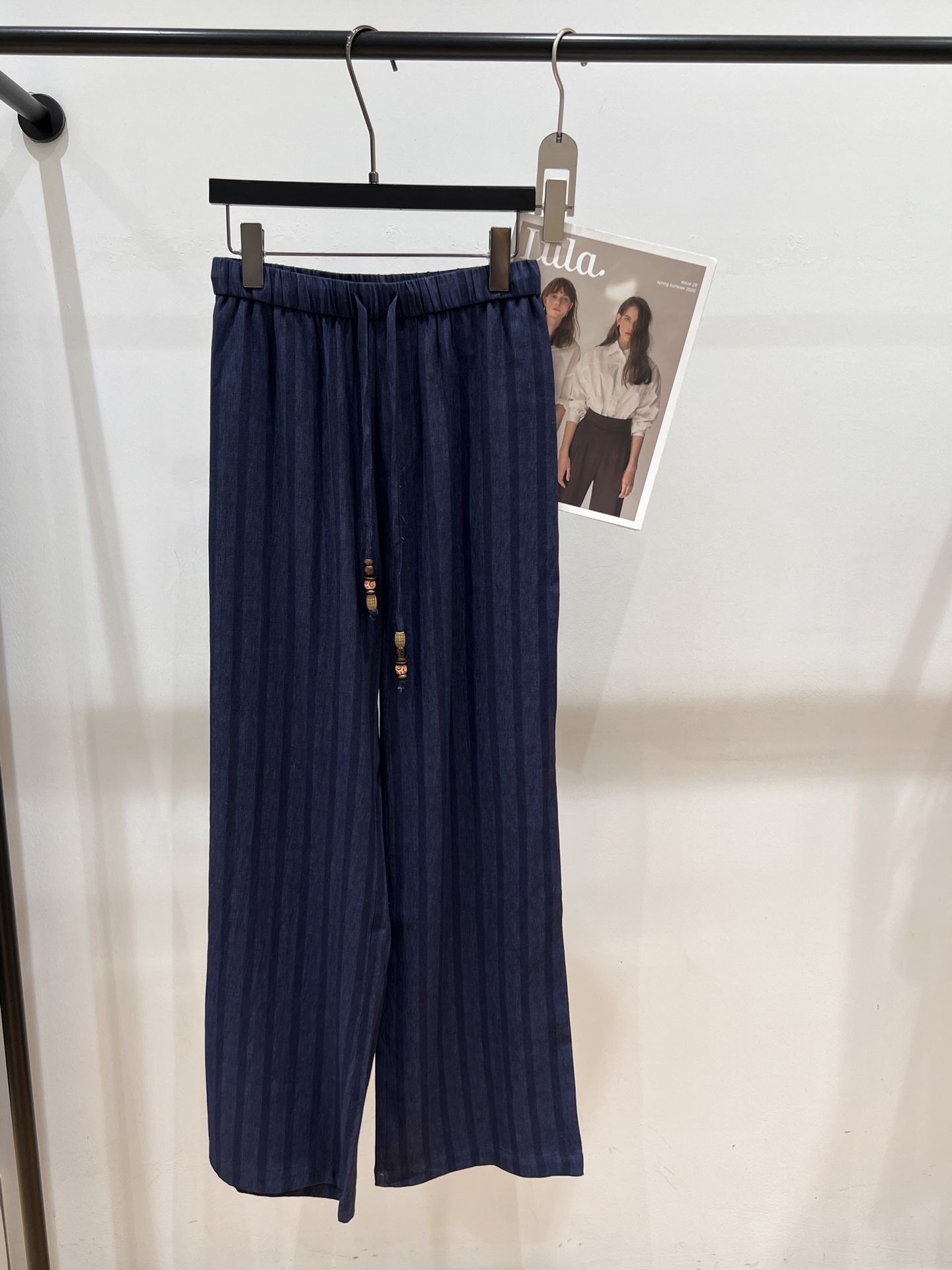 NO:334464,——BC—New summer linen narrow plate straight-leg pants, like air, light 0 neat wide-leg pants cut, simple and smooth, loose pants, the atmosphere of people swaying in their clothes, making them look slim and tall, very inclusive of all kinds of leg shapes/jeans-colored striped pants, belt embellished with handmade vacation sense wooden beads, casual vacation walks, a must-have for lazy summer!  SML, jeans,alexander wang19860909——BC——夏季新款亚麻窄板直筒裤,宛若空气感,轻盈0利落阔腿裤裁剪 简约流畅,宽松裤型 人在衣中晃的氛围感,显瘦显高 很是包容各种腿型/ 牛仔裤色系条纹裤,腰带点缀手工度假感木珠,休闲度假遛弯儿 夏日慵懒必备！SML,,jeans,alexander wang,Women's clothing