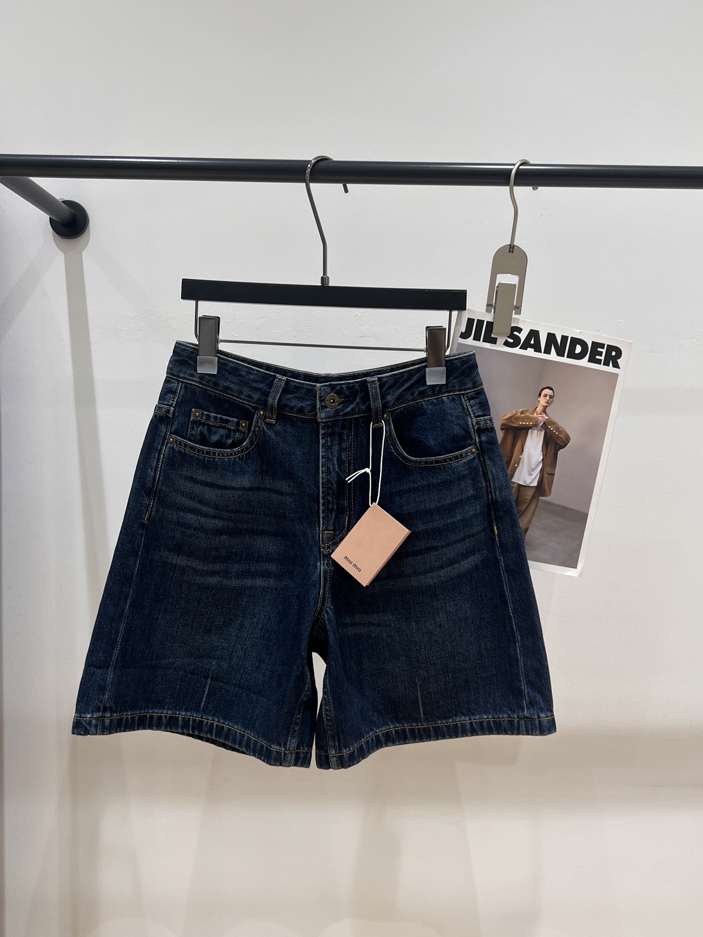 NO:335188,——MIUMI*——New summer retro blue washing denim shorts, the comfort of mid- and high-waisted four-point shorts is impeccable, without too many matching techniques, easily show the fashion charm XS-XL,,miumiu, shorts, alexander wang19860909——MIUMI*——夏季新款复古蓝水洗牛仔短裤,中高腰款四分短裤的舒适感是无可挑剔的,无需过多搭配技巧 轻松展现时尚魅力XS-XL,,miumiu,shorts,alexander wang,Women's clothing