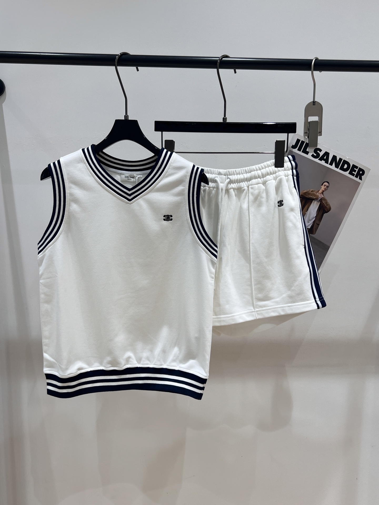 NO:335191,Vest pants - Celin* - New summer sports and leisure suit, contrasting striped small V-neck elements, more youthful atmosphere, take SML separately, celine, alexander wang19860909马甲裤子——Celin*——夏季新款运动休闲套装,撞色条纹小V领元素,青春气息更浓,分开拿SML,,celine,alexander wang,Women's clothing