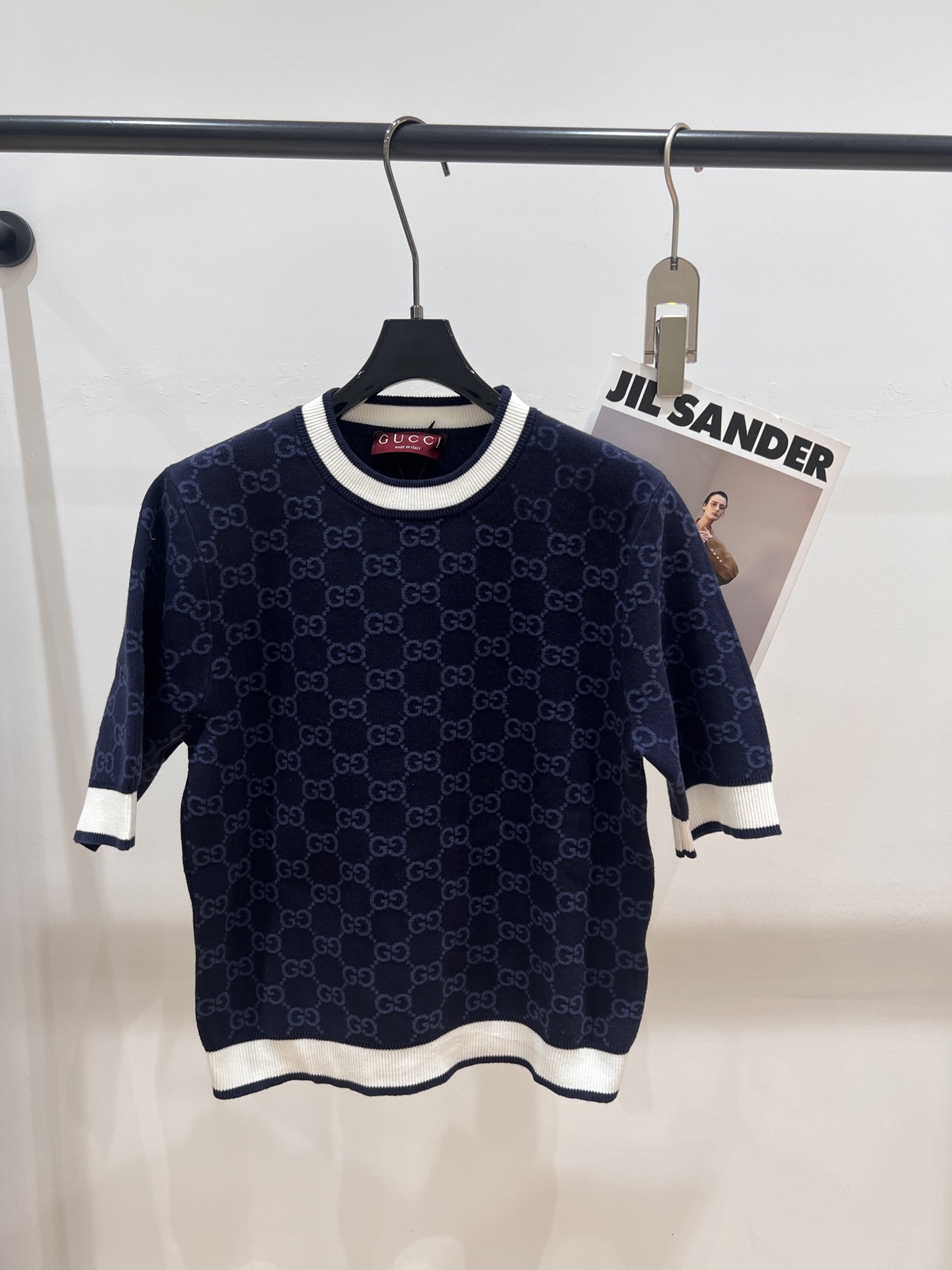 NO:335202,——Gucc*——2025 summer new jacquard knitted short sleeves, on sale on the official website, white collar and navy blue are really high-end colors, and classic jacquard technology is made, SML, gucci, T-shirt, alexander wang19860909——Gucc*——2025夏季新款提花针织短袖,官网在售,白色领边搭配藏蓝色真的好高级的配色,做了经典提花工艺,SML,,gucci,T-shirt,alexander wang,Women's clothing
