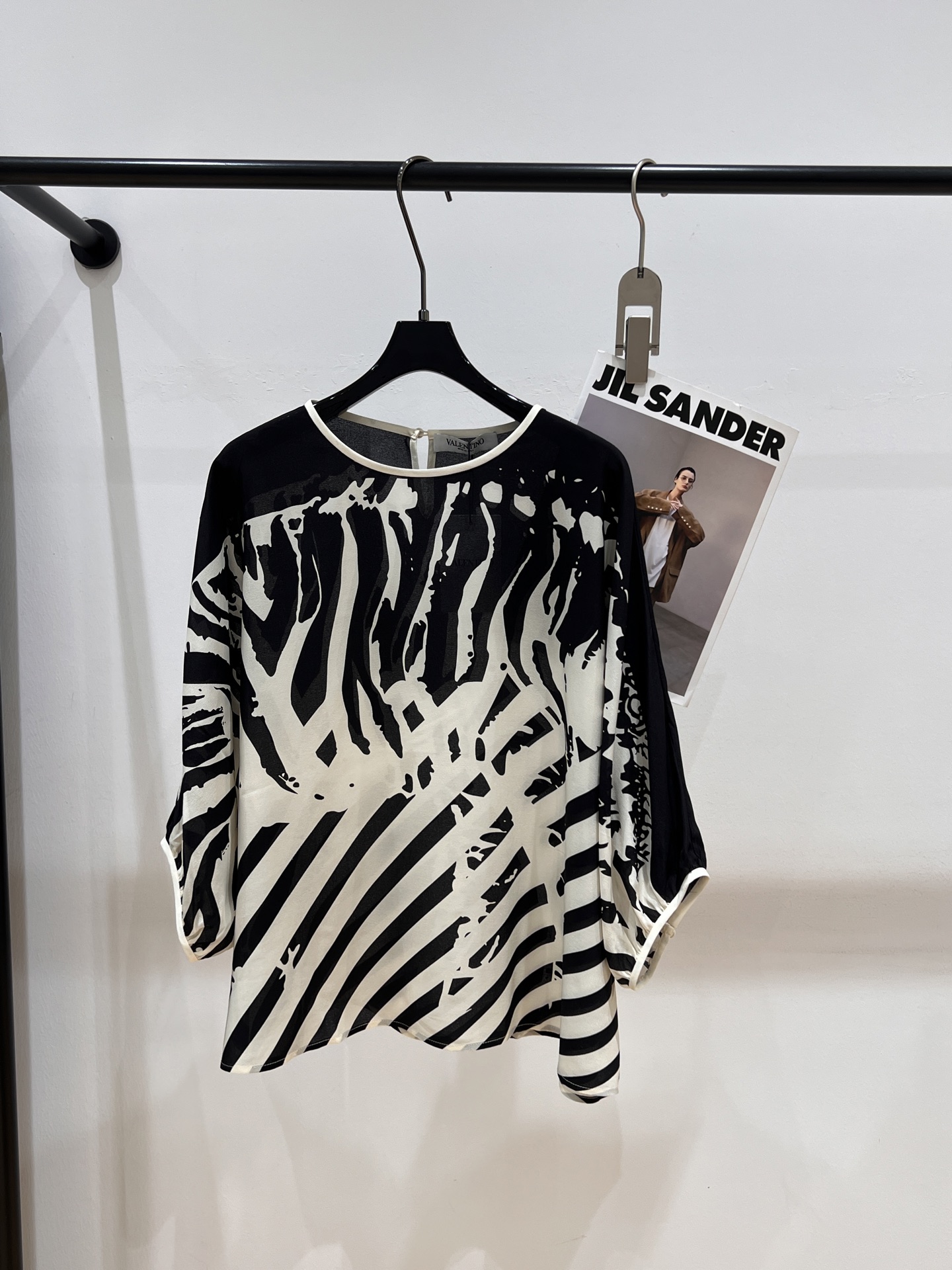 NO:411520,——VALINTIO*——2025 summer new heavy silk top, low-key pearl luster, zebra pattern print with lantern sleeve design, fashionable and atmospheric SML, real silk, alexander wang19860909——VALINTIO*——2025夏季新款重磅真丝上衣,低调珍珠光泽,斑马纹印花搭配灯笼袖设计,时尚大气SML,,real silk,alexander wang,Women's clothing