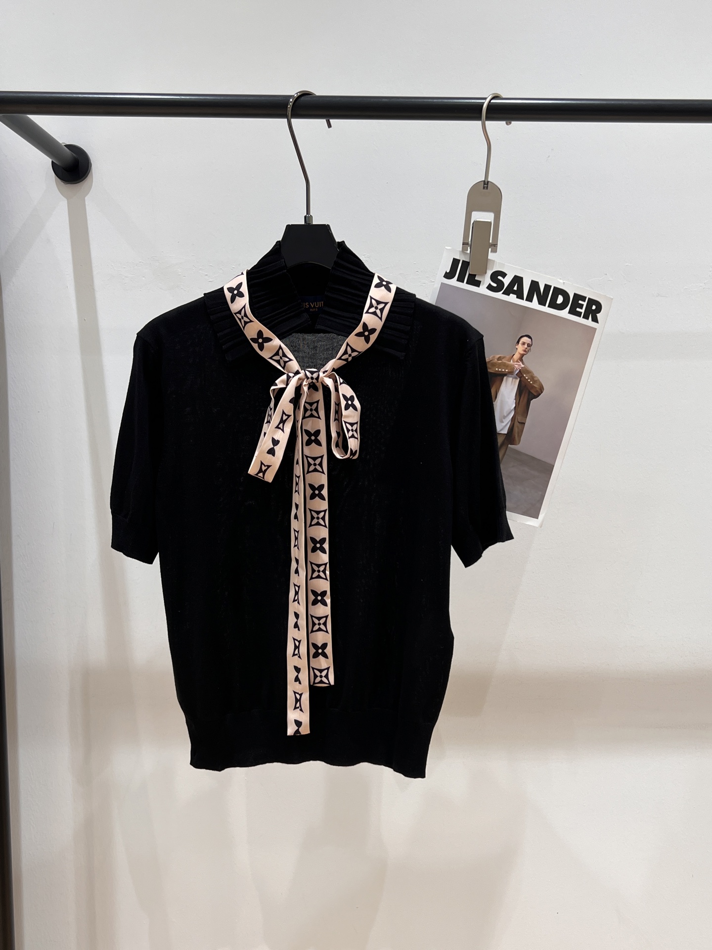 NO:411478,——LV——2025 summer new knitted top, fixed presbyterian streamers design, exquisiteness and fashion sense at the same time, unique standing collar, fungus collar elements are even more exquisite SML, louis vuitton, alexander wang19860909——LV——2025夏季新款针织上衣,定点老花飘带设计,精致与时尚感同时展现,独特立领木耳领元素更是精致SML,,louis vuitton,alexander wang,Women's clothing