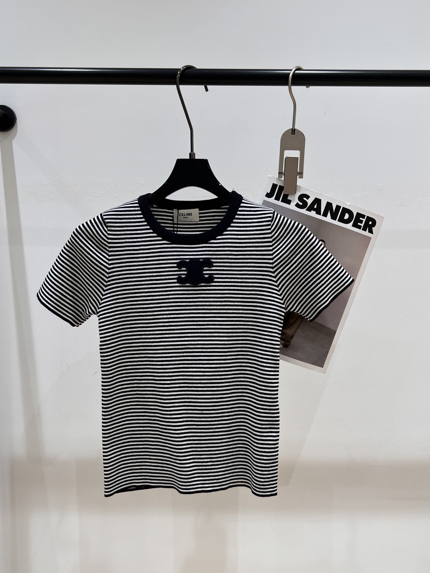 NO:411493,——CELIN*——2025 summer new knitted striped vest, contrasting striped elements are matched with classic Arc de Triomphe patch, simple but not monotonous SML, celine, alexander wang19860909——CELIN*——2025夏季新款针织条纹背心,撞色条纹元素搭配经典凯旋门贴布,简单又不单调SML,,celine,alexander wang,Women's clothing