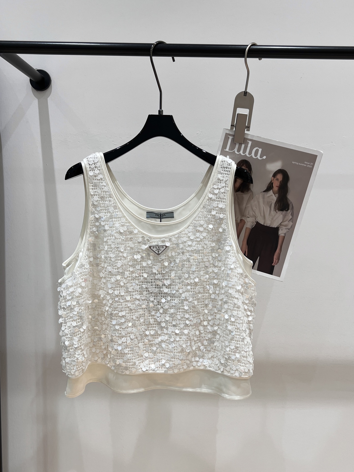 NO:411499,——Prad*——2025 summer new sequin vest, a super textured ready-to-wear, luxurious and shining, becoming the focus of romantic sense. Two-piece designs were made for fixed points and fakes, and the upper body is skin-friendly and not skin-tight. SML, prada, alexander wang19860909——Prad*——2025夏季新款亮片背心,超级有质感的一件成衣,奢华闪耀,成为浪漫感焦点,做了固点假两件设计,上身亲肤不扎肤,SML,,prada,alexander wang,Women's clothing