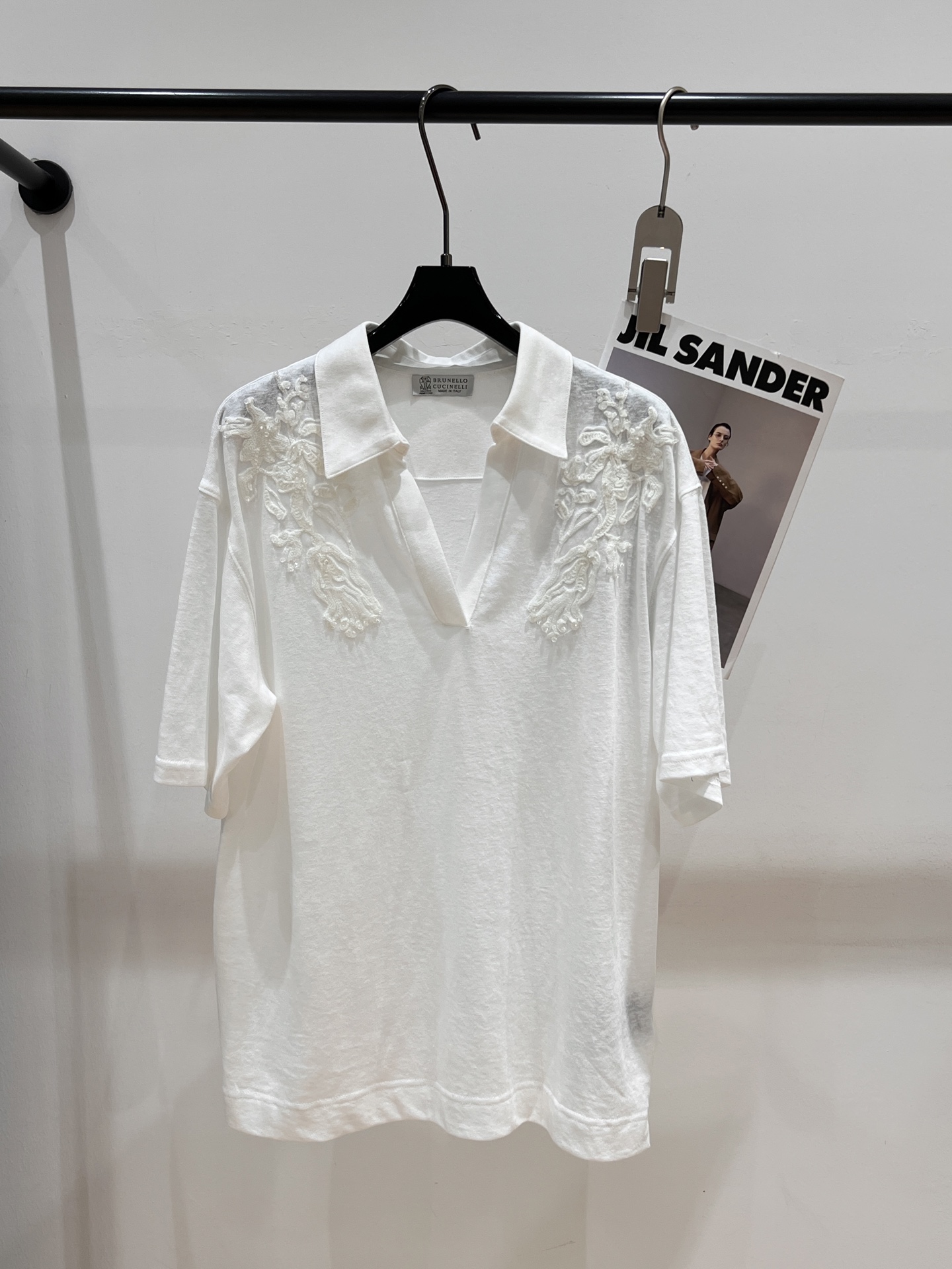 NO:416585,——BC—New summer V-neck top, romantic texture, lazy, heavy-duty hand-crank embroidery with restraint romance, loose shoulders, super chic practical large-size Polo shirt, visible to the naked eye, light and pressure-free, breathable for fast-paced life SML, alexander wang19860909——BC——夏季新款V领上衣,浪漫 质感 慵懒,重工手摇刺绣点缀的克制浪漫,宽松落肩 超chic的实穿大版型Polo衫,肉眼可见的夏日松弛感,轻盈无压 给快节奏生活透透气SML,,alexander wang,Women's clothing