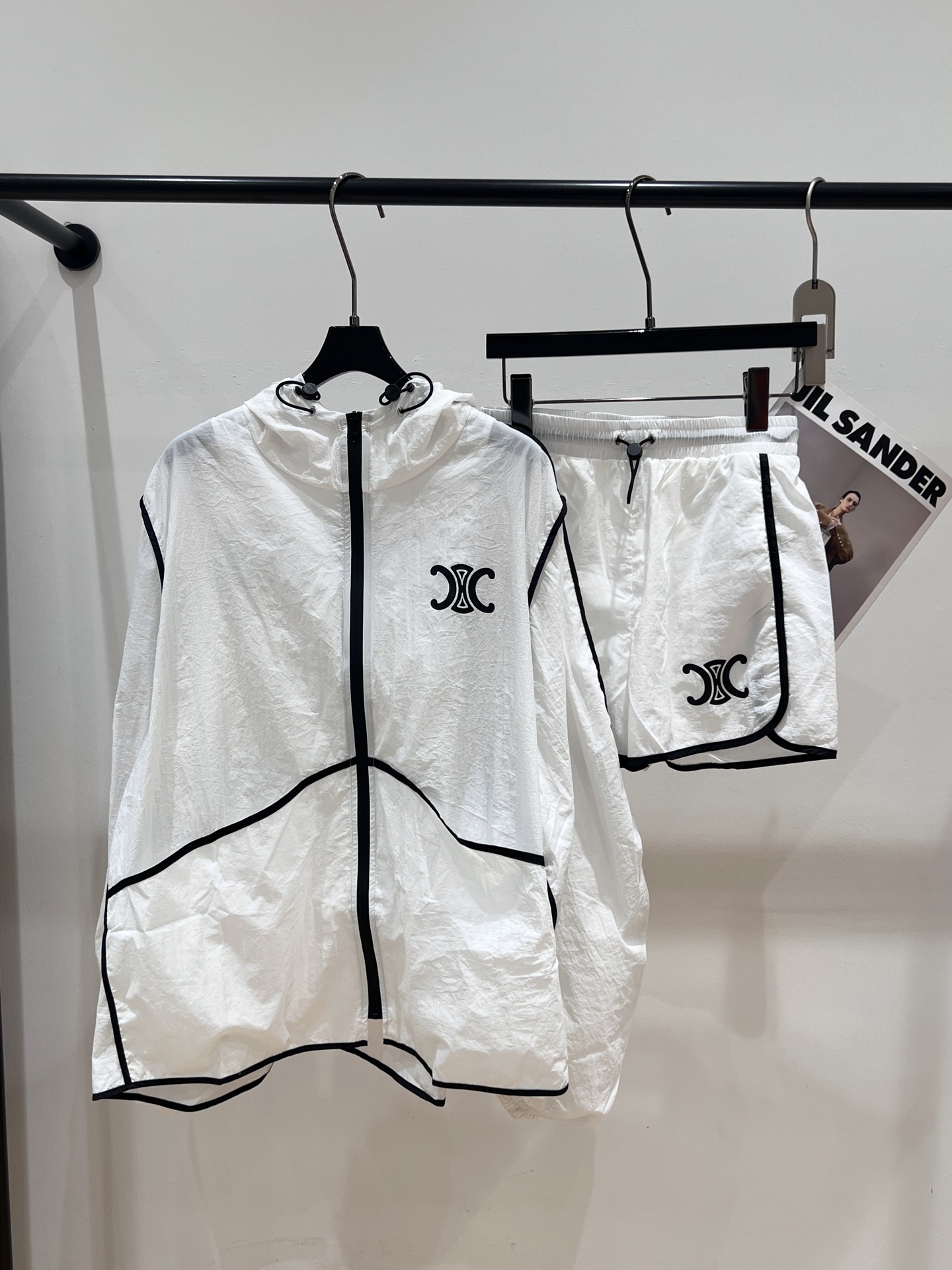 NO:418822,——CELIN*——2025 summer new sunscreen set, thin fabric, loose style, super inclusive, and has a sense of a person shaking in the clothes. Super fashionable SML, celine, alexander wang19860909——CELIN*——2025夏季新款防晒套装,面料轻薄,版型宽松,包容性超强,上身有种人在衣中晃的感觉,超级时尚SML,,celine,alexander wang,Women's clothing