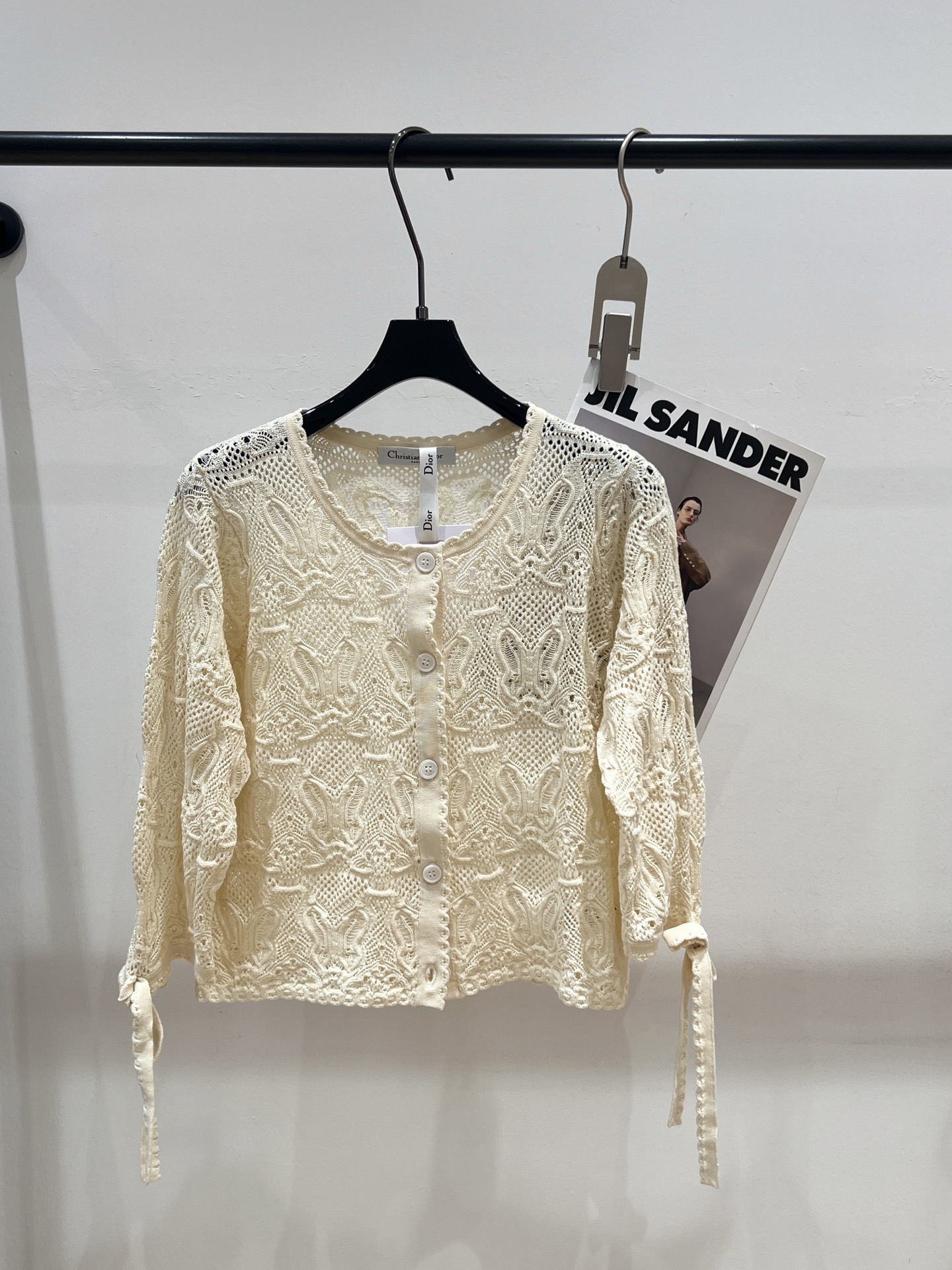 NO:420763,——Dio*——2025 summer new knitted cardigan, same style as celebrities, hollow design has excellent breathability, soft fabric, seven-quarter sleeve design with lace elements, girlish heart SML,,dior,alexander wang19860909——Dio*——2025夏季新款针织开衫,明星同款,镂空设计透气性特别好,面料柔软,七分袖设计搭配系带元素,少女心爆棚SML,,dior,alexander wang,Women's clothing