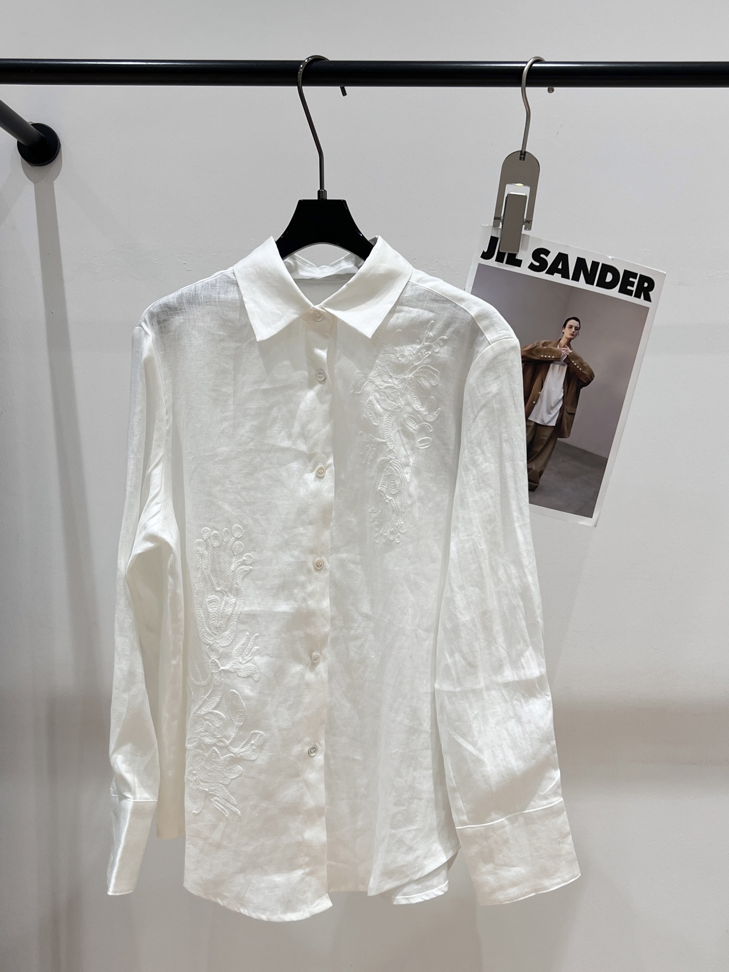 NO:420682,——Palau Laure*——The new 2025 summer new heavy three-dimensional embroidered linen shirt, gentle and stylish and stylish shirt, very low-key but expensive at a glance, relaxed and comfortable!  The basic and expensive replacement version is not wrong, and the elegant positioning of three-dimensional embroidery enhances the overall tone, making people willing to pay for the 'restrained luxury'!  SML, Shirts,alexander wang19860909——Palau Laure*——2025夏季新款重磅立体刺绣亚麻衬衫,文质彬彬 时髦有型的气质衬衫,很低调但一眼贵的松弛自如感！不出错的基础贵替版型,雅致定位立体绳绣提升整体调性,让人心甘情愿为“克制的奢侈感”买单！SML,,shirts,alexander wang,Women's clothing