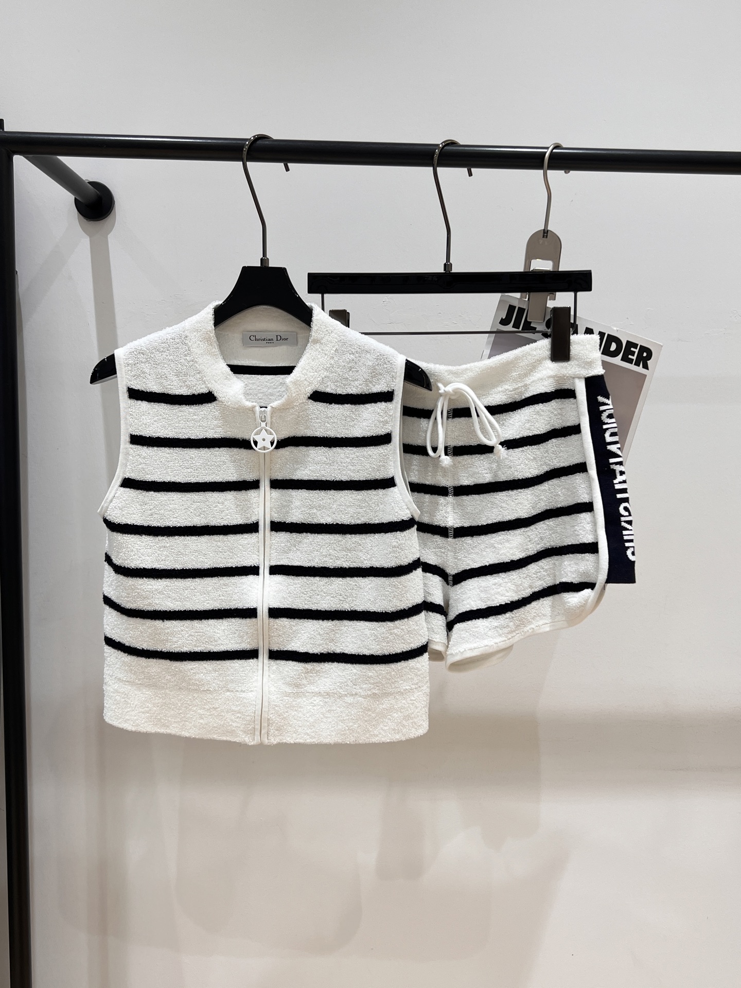 NO:425162,——DIO*——2025 summer new suit | Fashionable summer tips, short vest slim fit, just right, shorts high waist design, long legs instantly get, summer atmosphere is directly full. The fabric is light and breathable, and it is also full of close-fitting. The texture is delicate and the sense of high-end is overwhelming. SML, dior, shorts, alexander wang19860909——DIO*——2025夏季新款套装 | 时髦精的夏日秘籍,背心短款修身,恰到好处,短裤高腰设计,大长腿瞬间get,夏日氛围感直接拉满.面料轻盈透气,贴身穿也毫无负担,质感细腻,高级感扑面而来.SML,,dior,shorts,alexander wang,Women's clothing